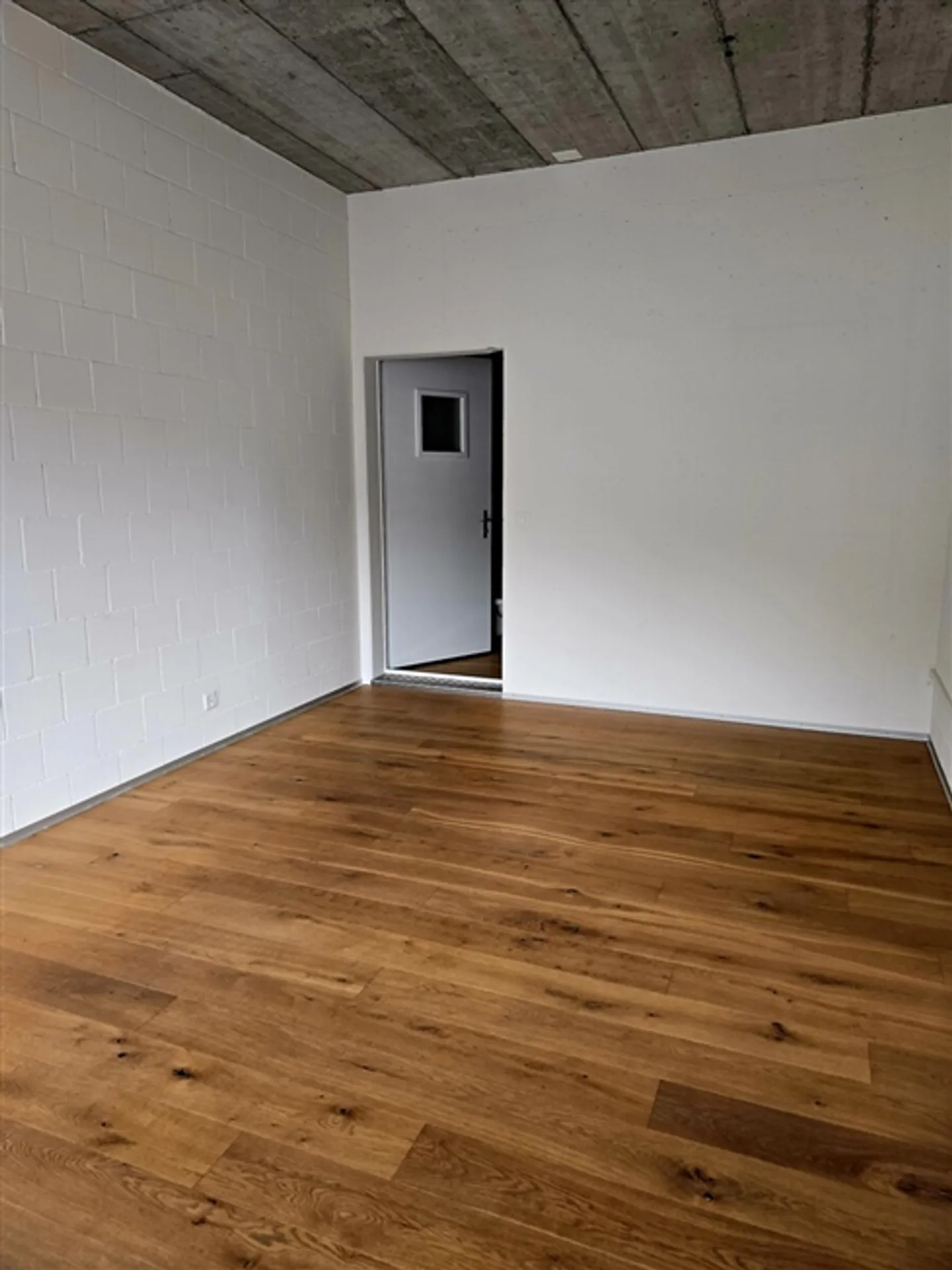 Beautiful commercial space in optimal location - Photo 12 of 13