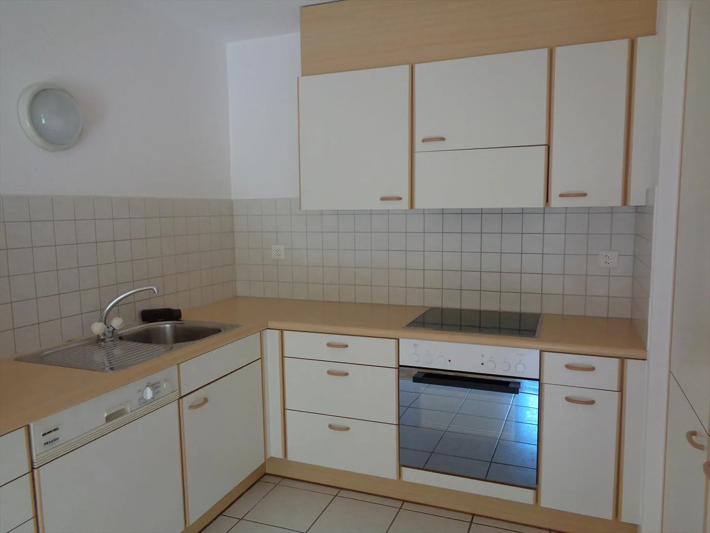 Appartement dans un immeuble avec ascenseur. - Photo 3 sur 22