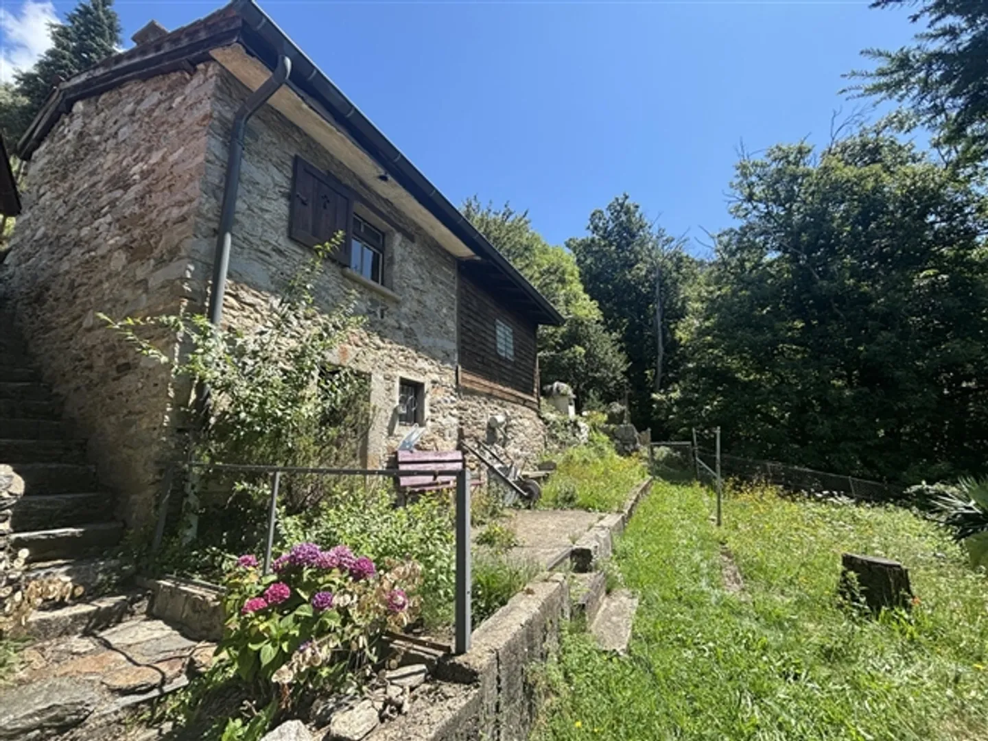 Rustic with large plot, to renovate, surrounded by nature, in a very quiet and sunny location - Photo 1 of 20