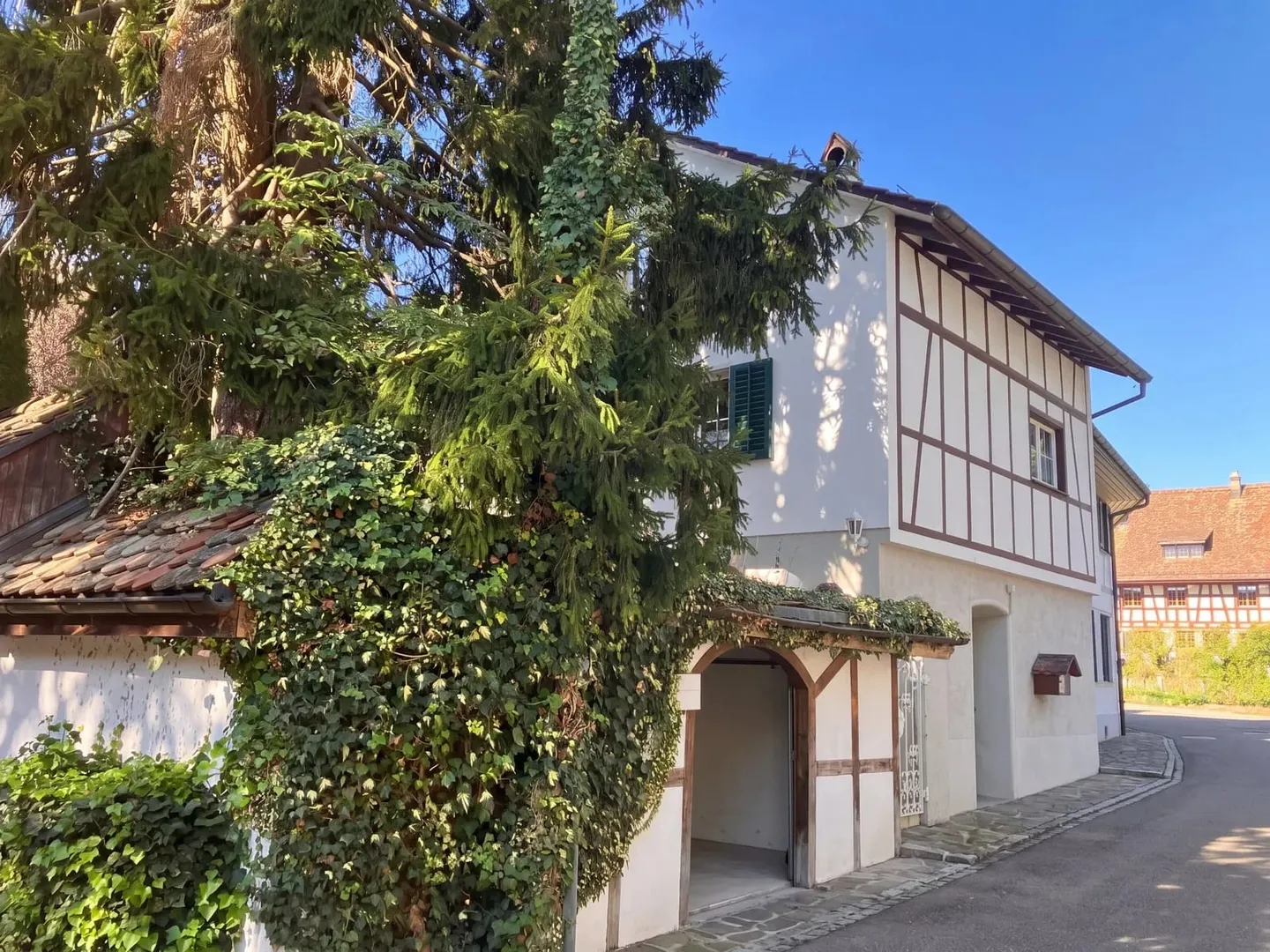 Charming Family Home with Garden - Photo 2 of 13