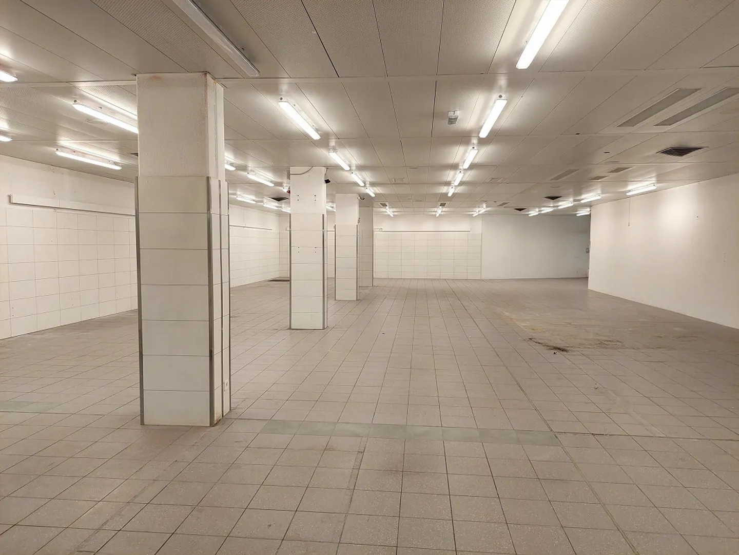 Ampio spazio commerciale in affitto nel centro del castello centrale! - Foto 3 di 10