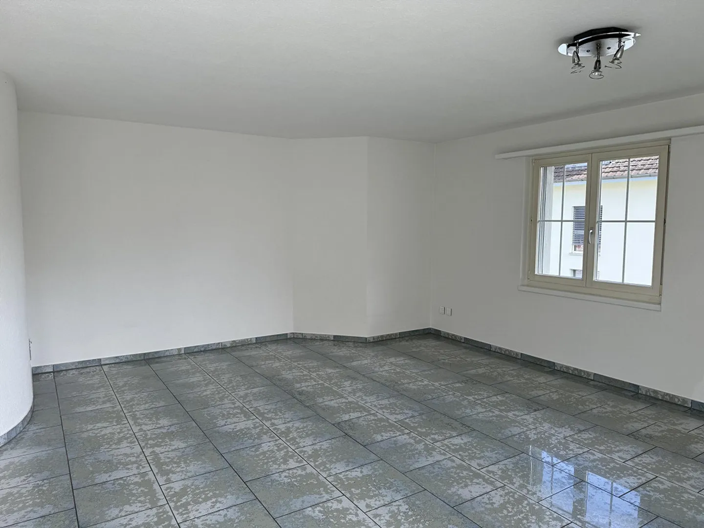 Attractive 4½ Room Penthouse Apartment for Sale! - Photo 2 of 13