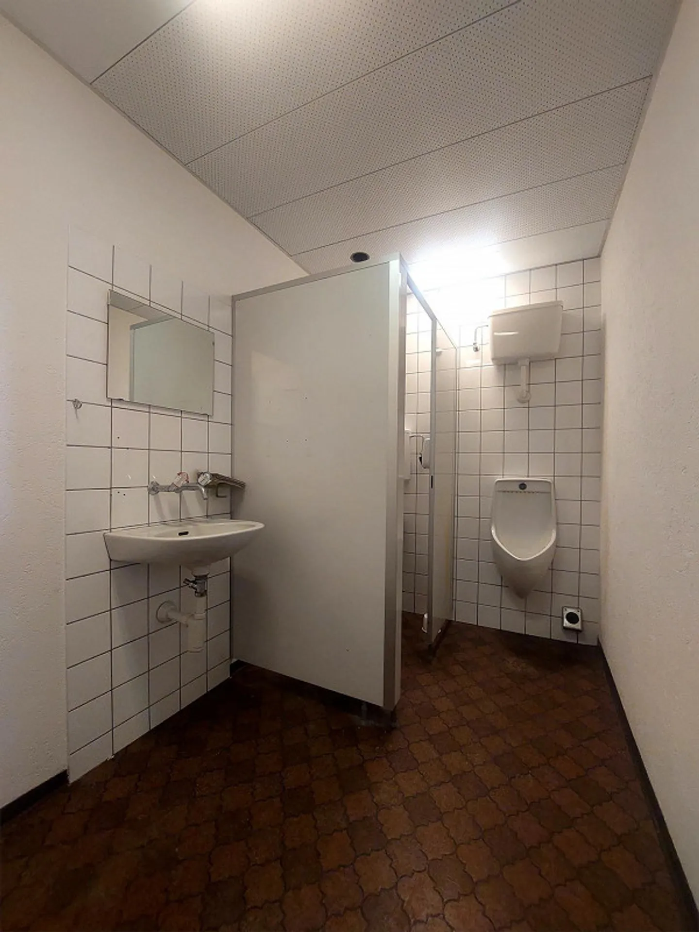 Ampio spazio commerciale in affitto nel centro del castello centrale! - Foto 9 di 10