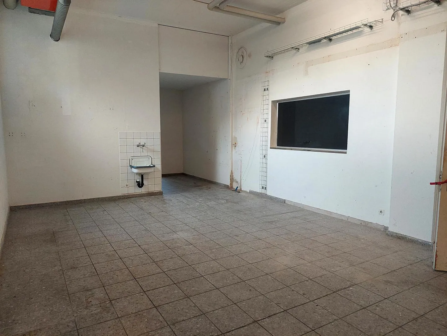 Ampio spazio commerciale in affitto nel centro del castello centrale! - Foto 6 di 10