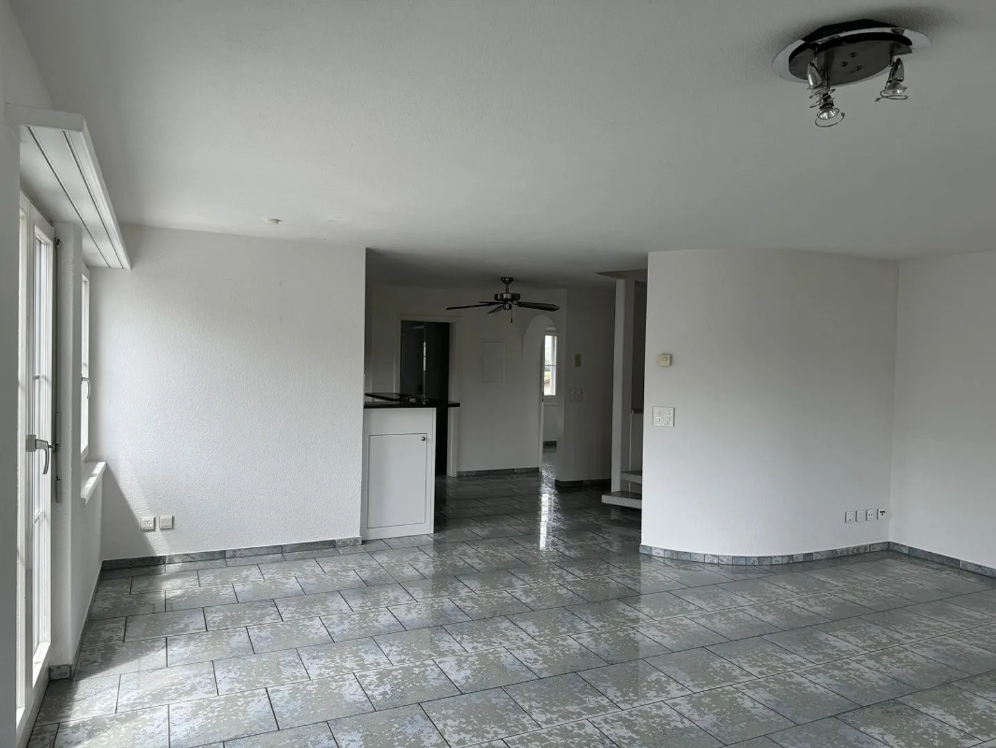 Attractive 4½ Room Penthouse Apartment for Sale! - Photo 3 of 13