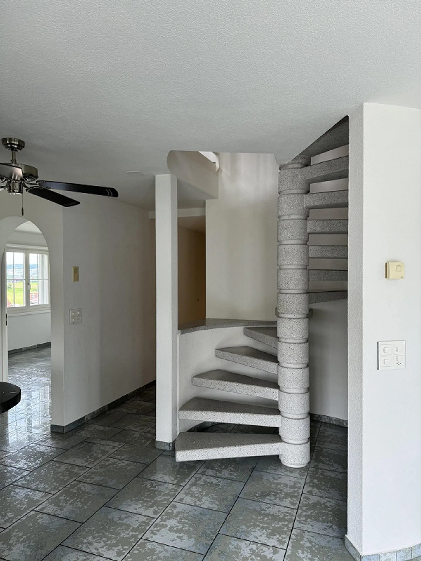 Attractive 4½ Room Penthouse Apartment for Sale! - Photo 4 of 13