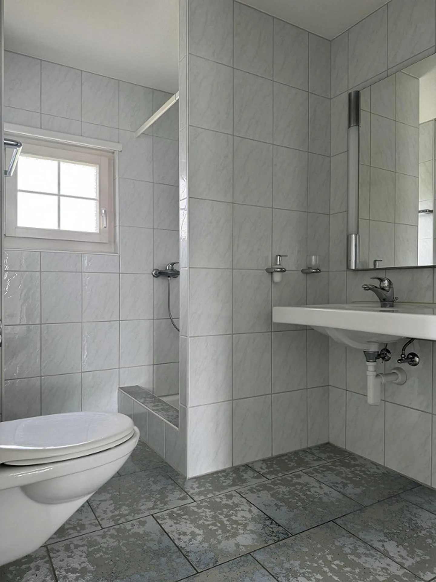 Attractive 4½ Room Penthouse Apartment for Sale! - Photo 6 of 13