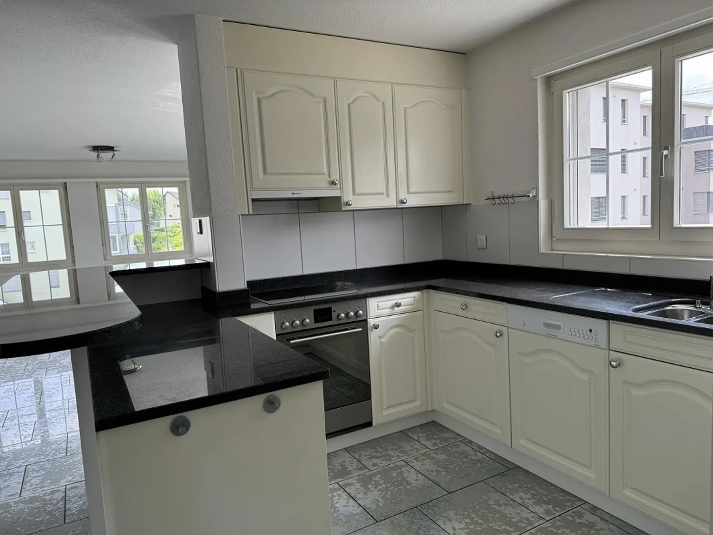 Attractive 4½ Room Penthouse Apartment for Sale! - Photo 7 of 13