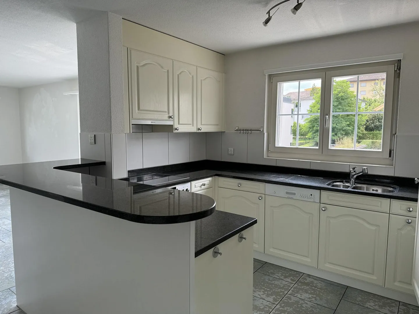 Attractive 4½ Room Penthouse Apartment for Sale! - Photo 8 of 13