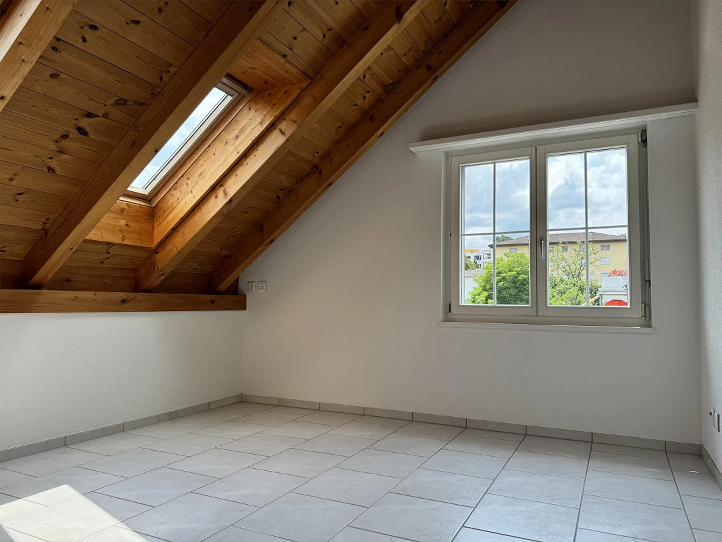 Attractive 4½ Room Penthouse Apartment for Sale! - Photo 9 of 13
