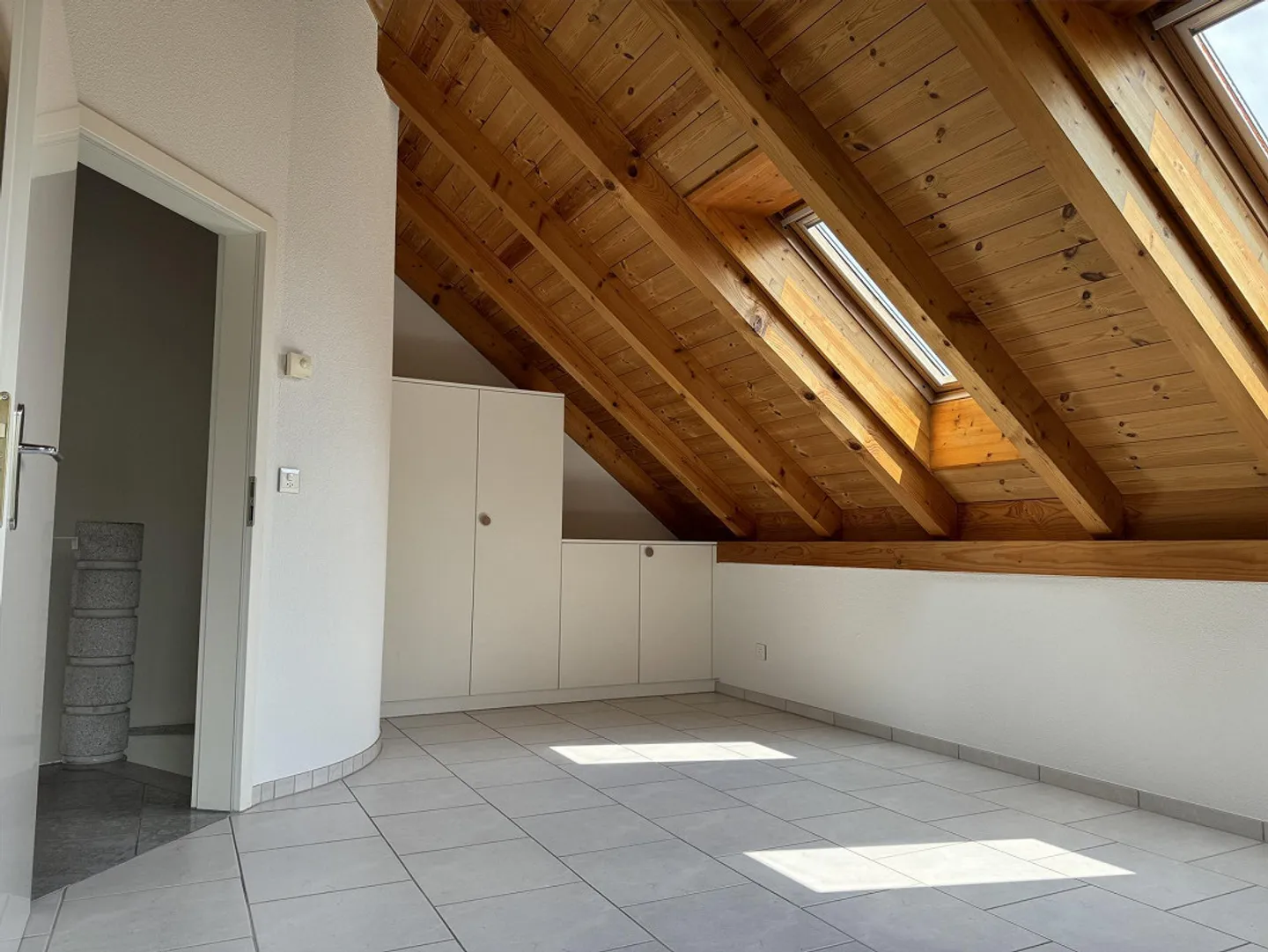 Attractive 4½ Room Penthouse Apartment for Sale! - Photo 10 of 13