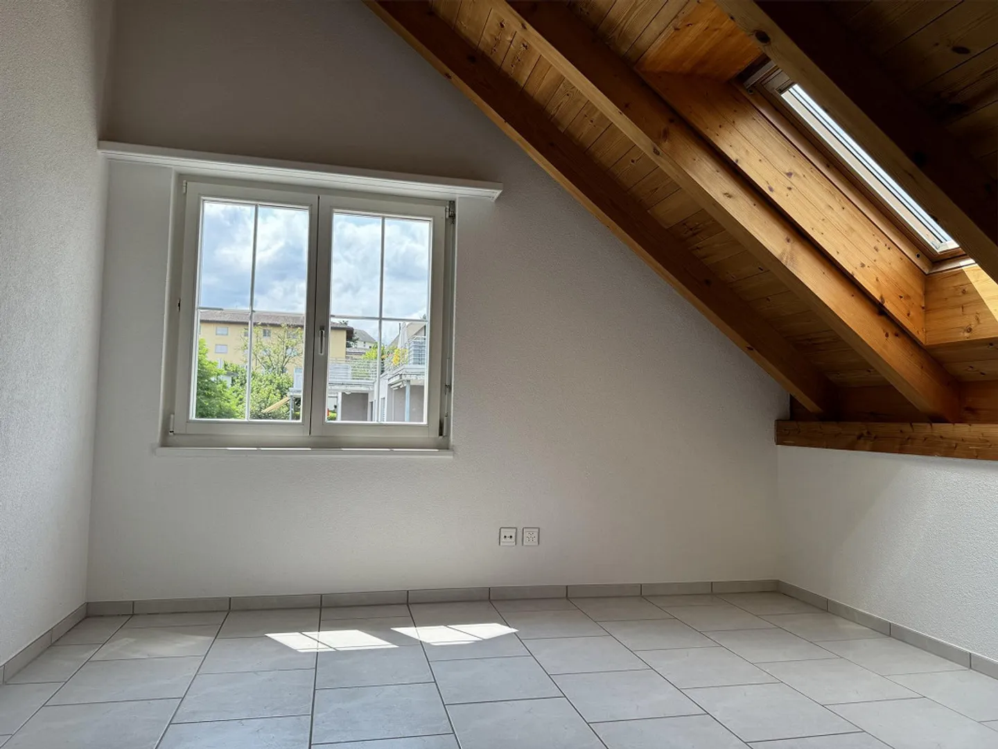 Attractive 4½ Room Penthouse Apartment for Sale! - Photo 11 of 13