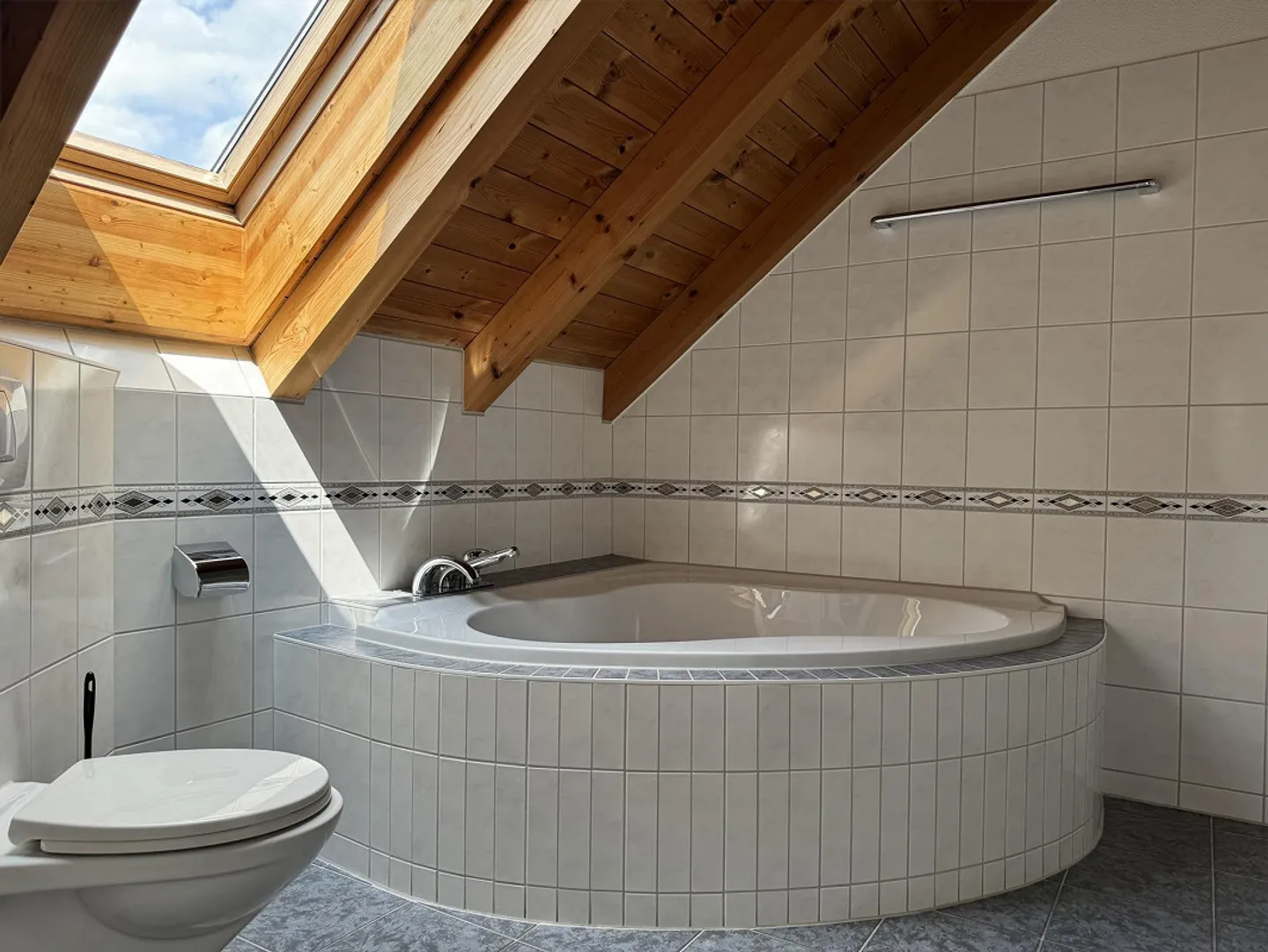 Attractive 4½ Room Penthouse Apartment for Sale! - Photo 12 of 13