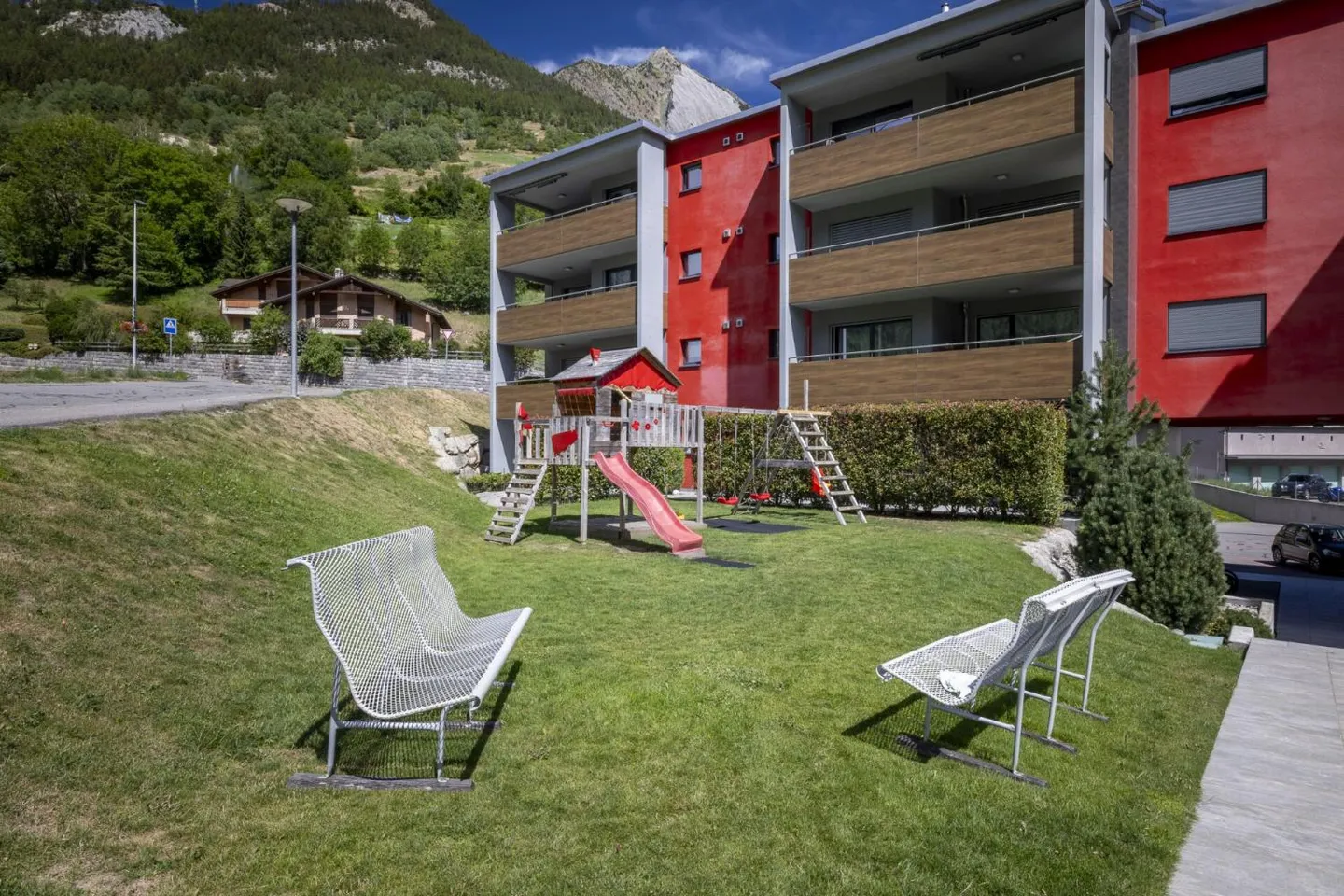 Appartement spacieux de 3 pièces avec 1/2 étage au rez-de-chaussée de 107 m² - Photo 1 sur 13