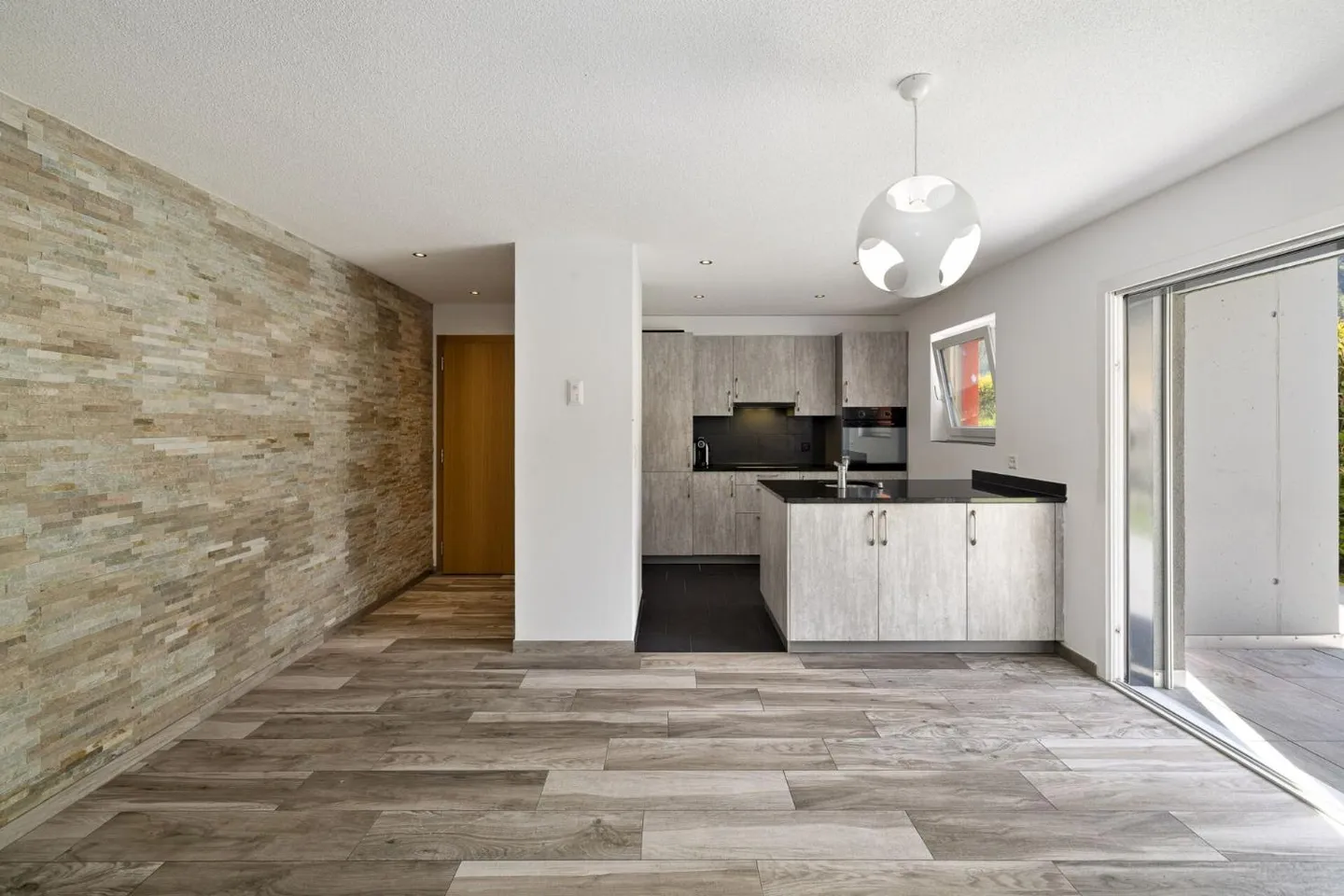 Appartement spacieux de 3 pièces avec 1/2 étage au rez-de-chaussée de 107 m² - Photo 4 sur 13