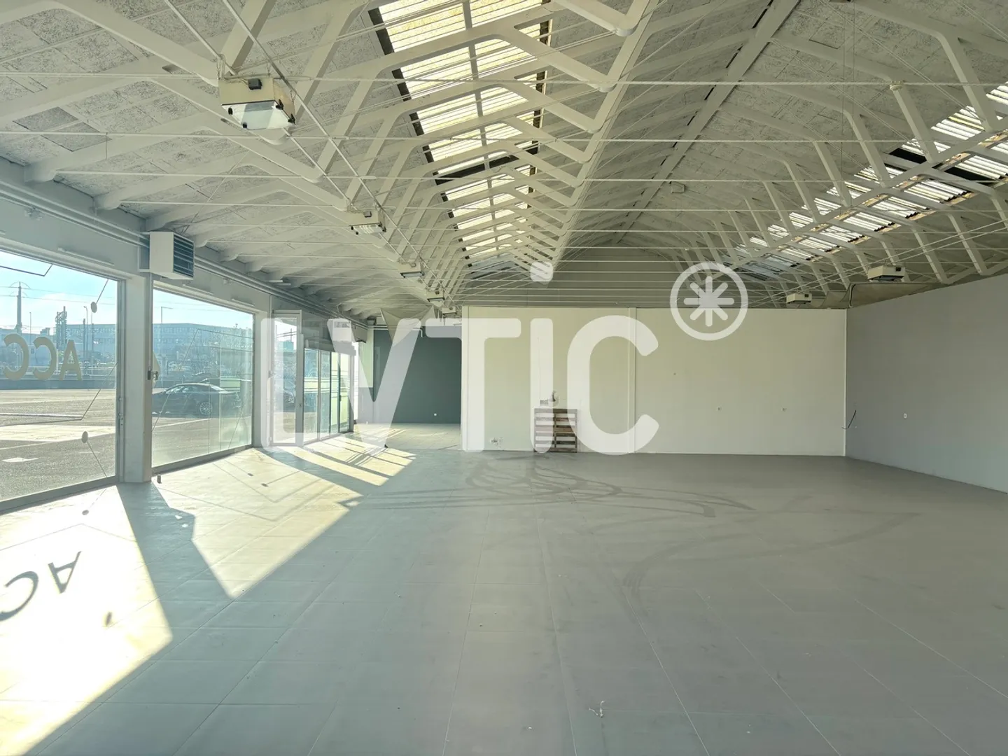 Magazzino in affitto, showroom di 600 m2 a Meyrin - Foto 1 di 7