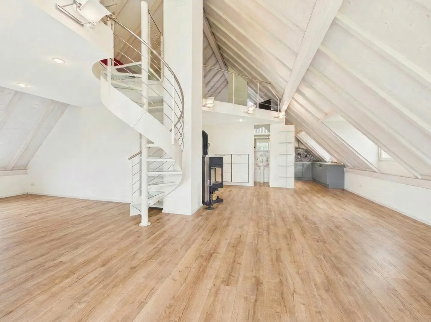 Helle 3.5-Zimmer-Penthouse mit Seesicht - Foto 1 von 13