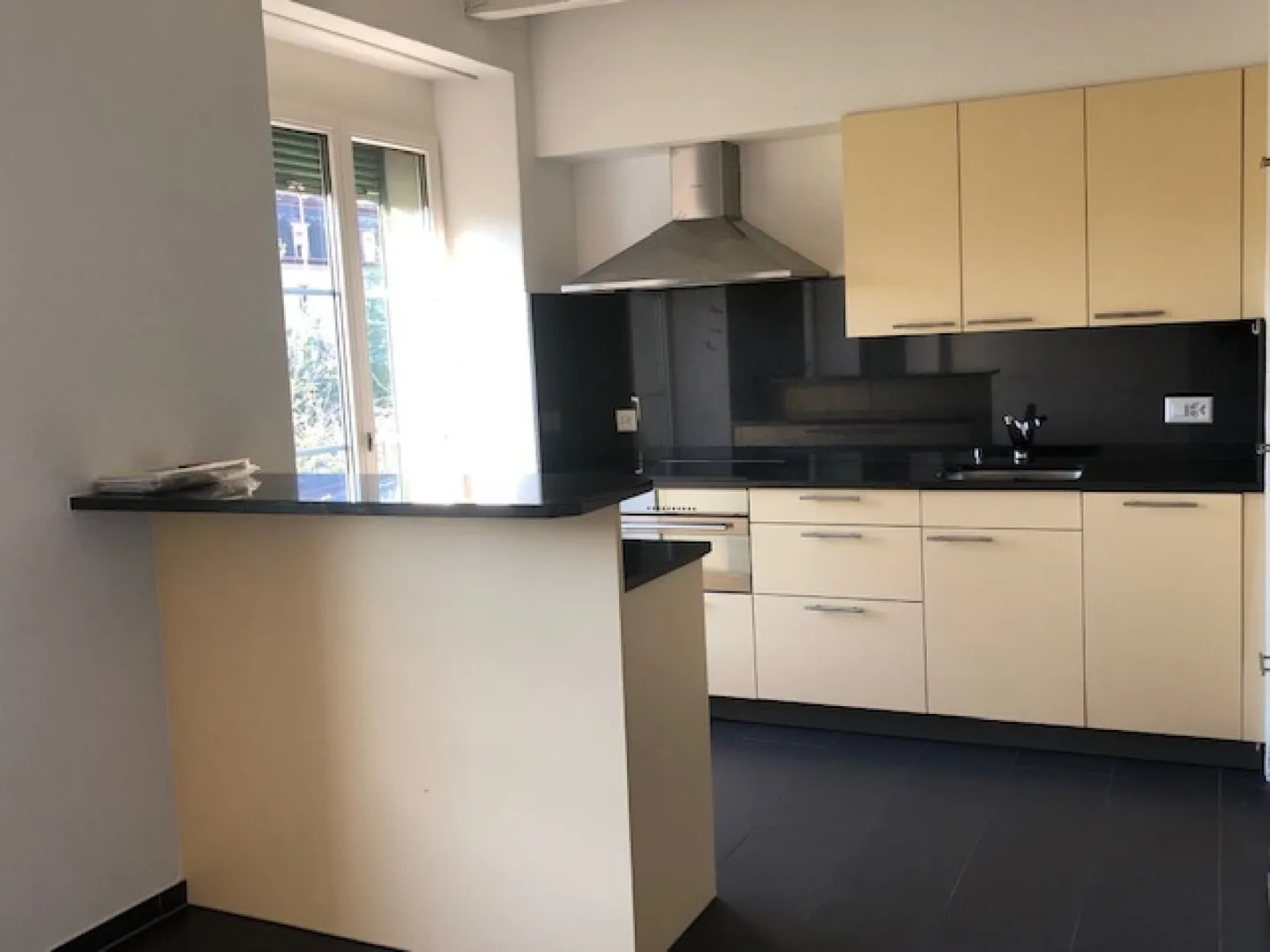 Charming 1.5-room apartment for rent in Biel - Photo 2 of 5