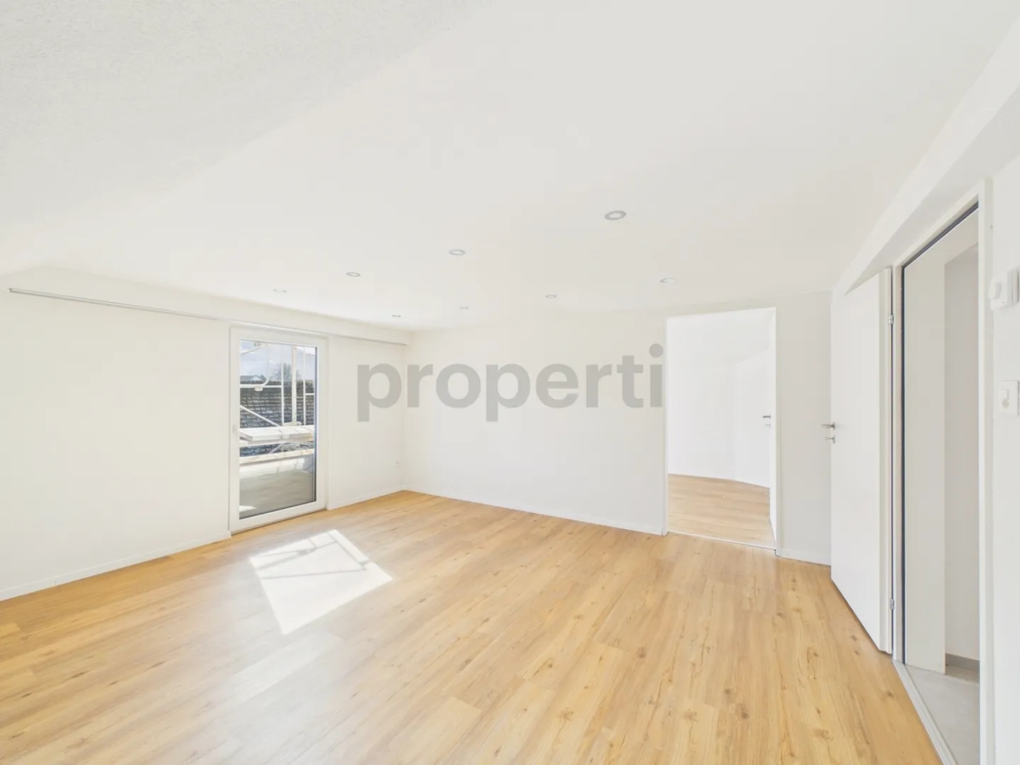 Appartement moderne de 3,5 pièces sous les toits avec balcon à Niederurnen - Photo 1 sur 9