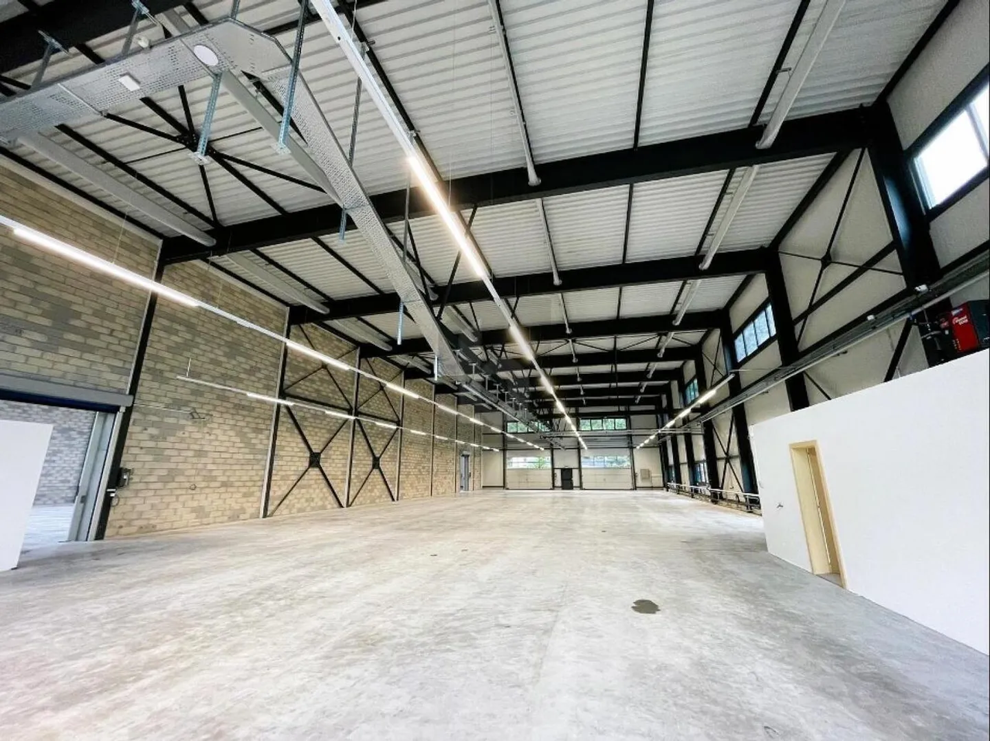 ZWEI GERÄUMIGE HALLEN - Foto 1 von 6