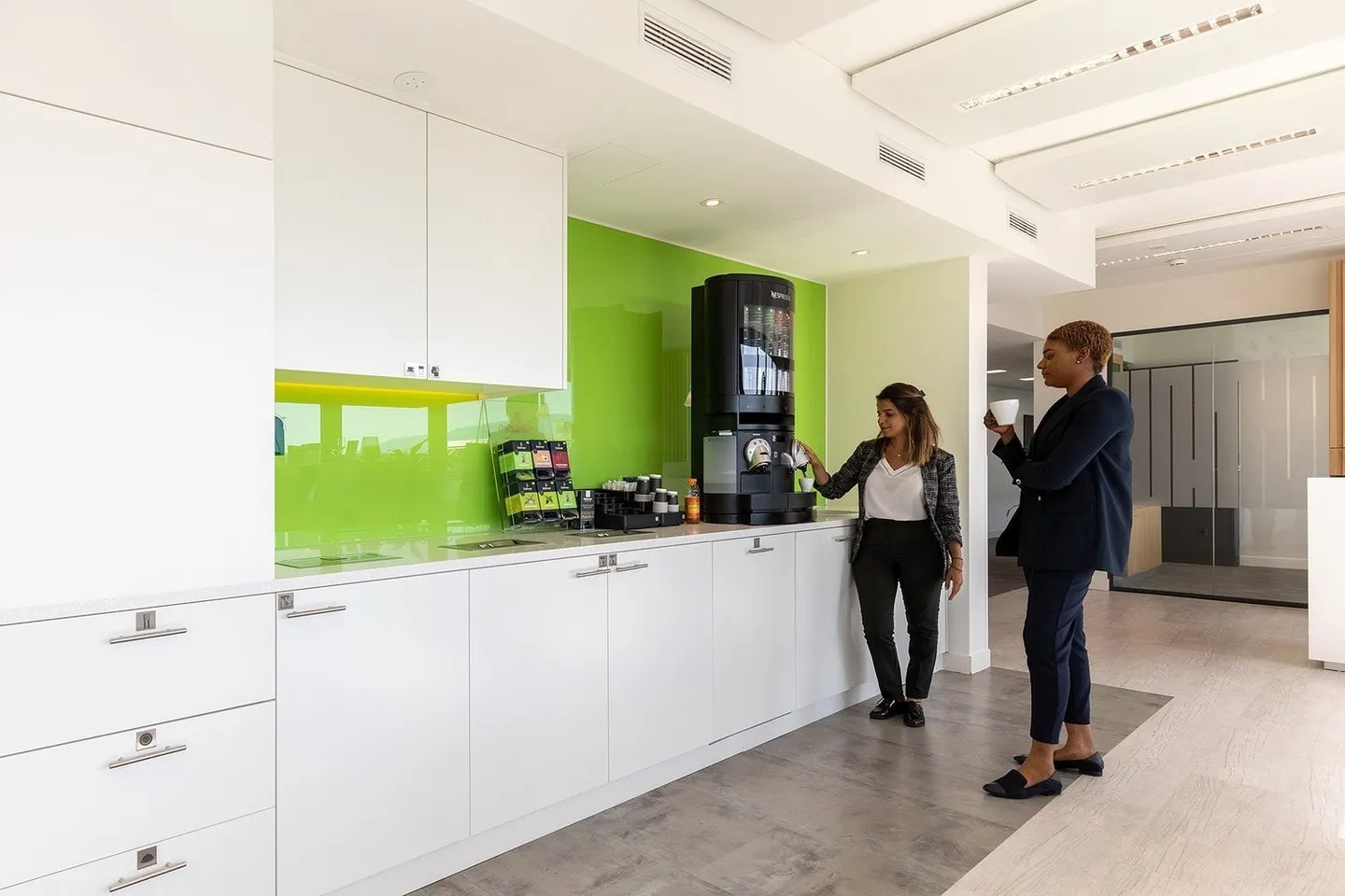 Espace de bureau ouvert pour 10 personnes à Regus Nations - Photo 10 sur 10