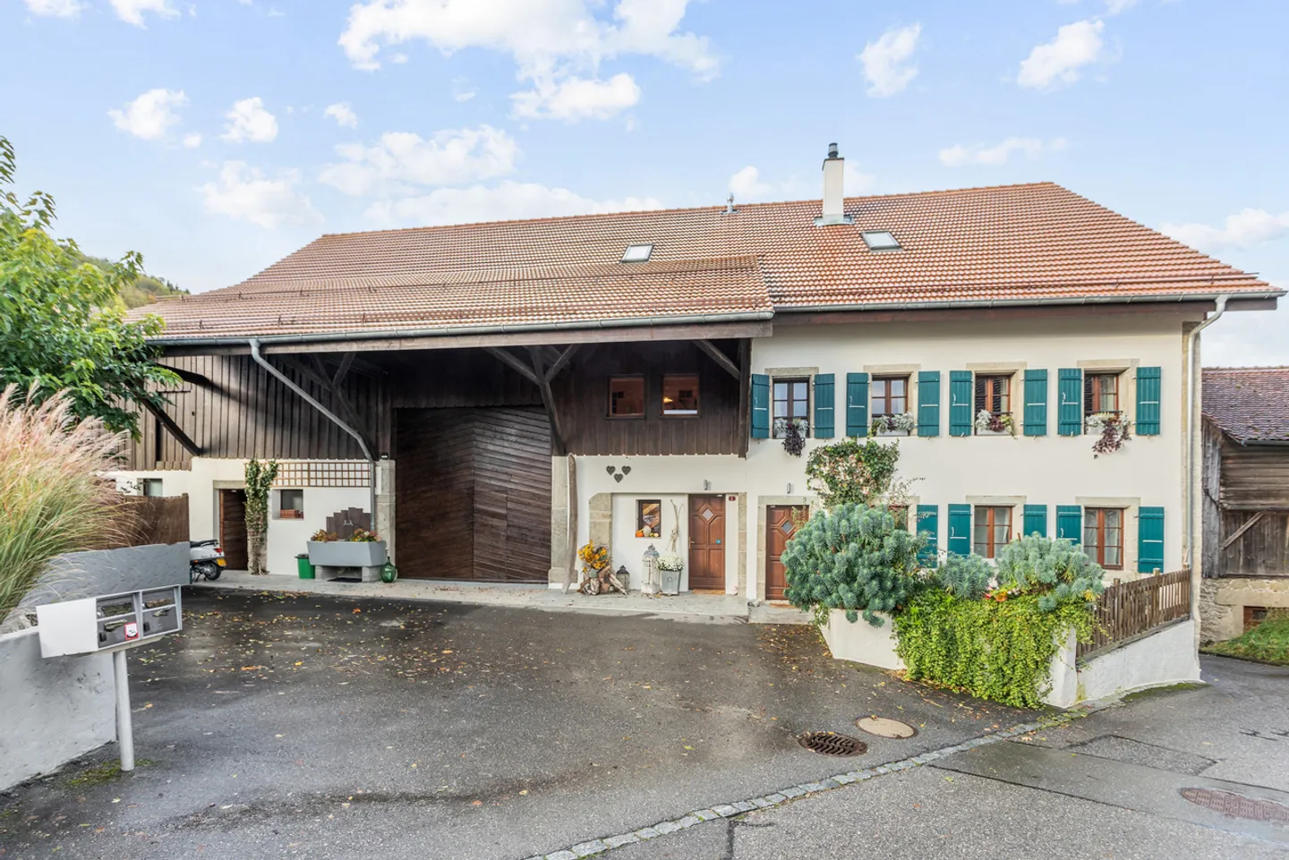 Magnificent renovated farmhouse with a lot of character and close to the lake - Photo 1 of 13