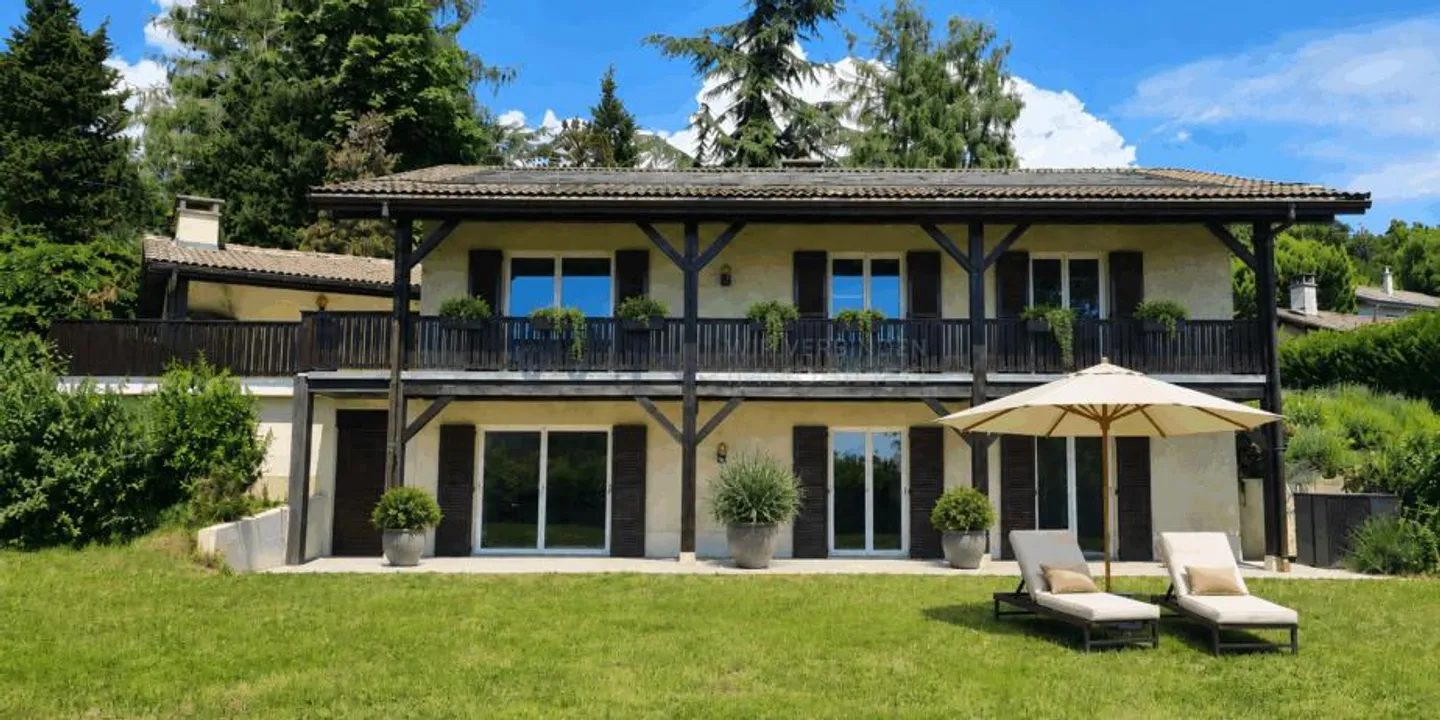 Renoviertes Einfamilienhaus in Genolier - Foto 2 von 13