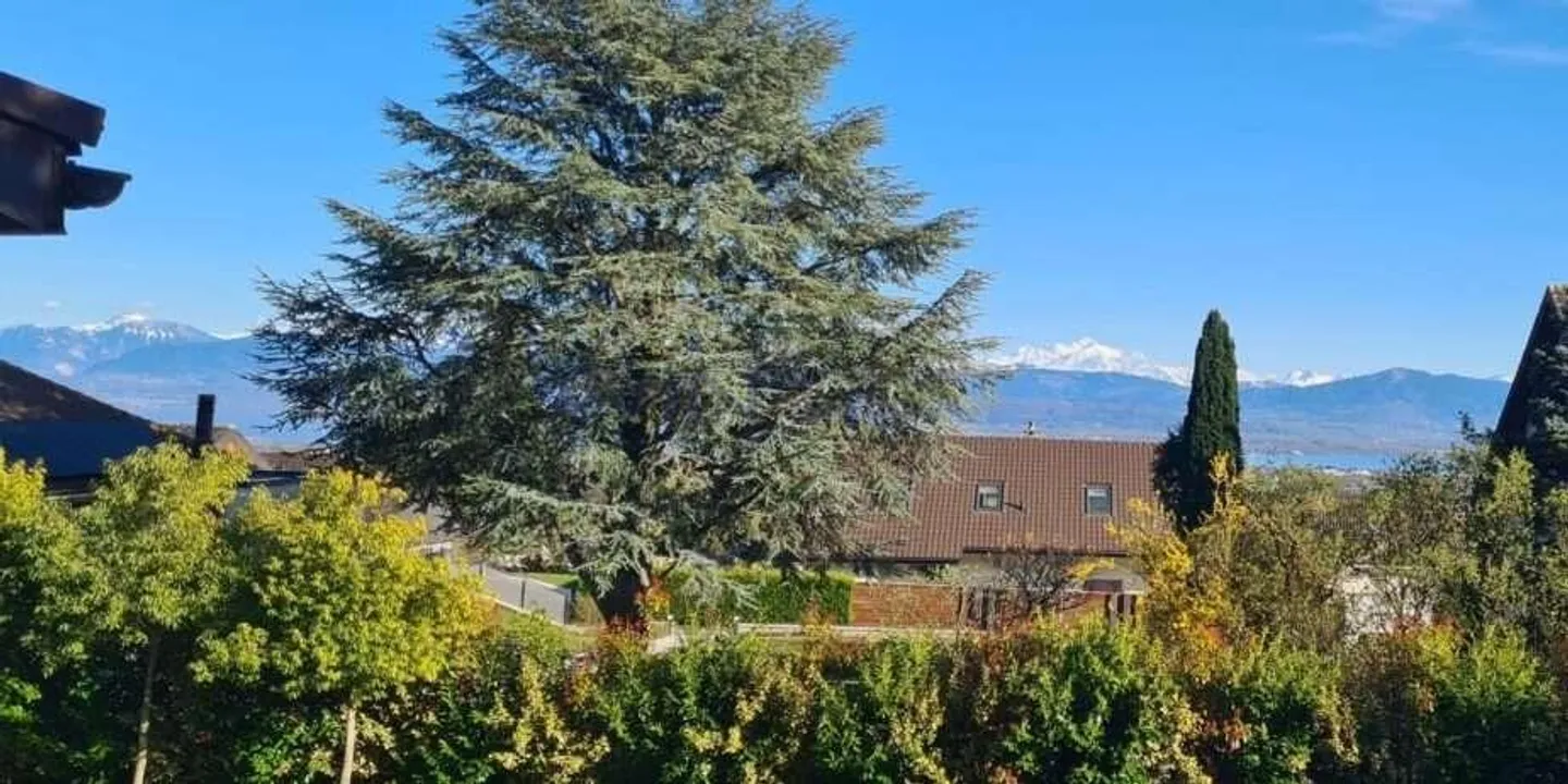 Renoviertes Einfamilienhaus in Genolier - Foto 3 von 13