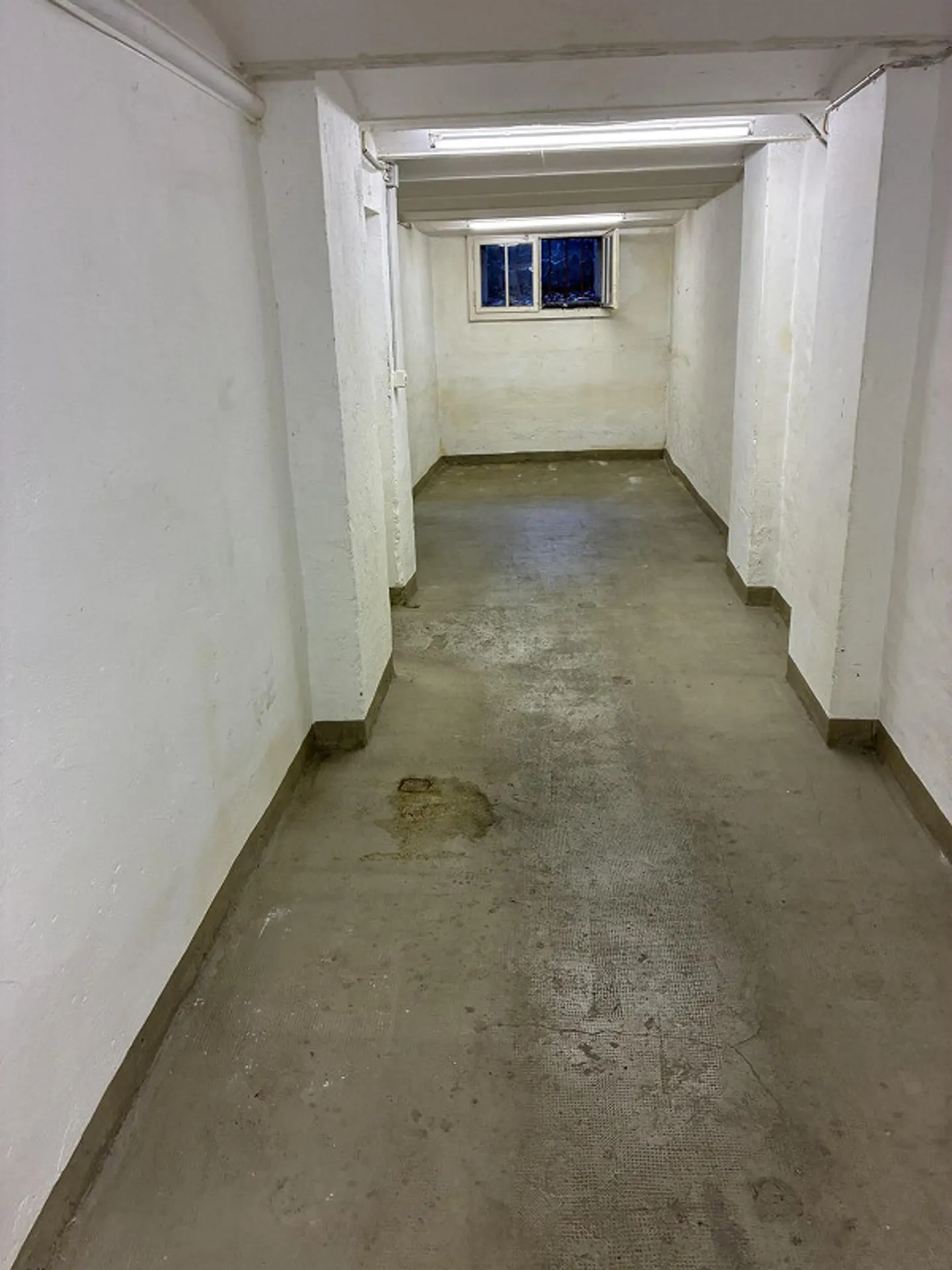Due locali di stoccaggio a CHF 95.00 ciascuno (20m2 e 12m2) - Foto 2 di 3