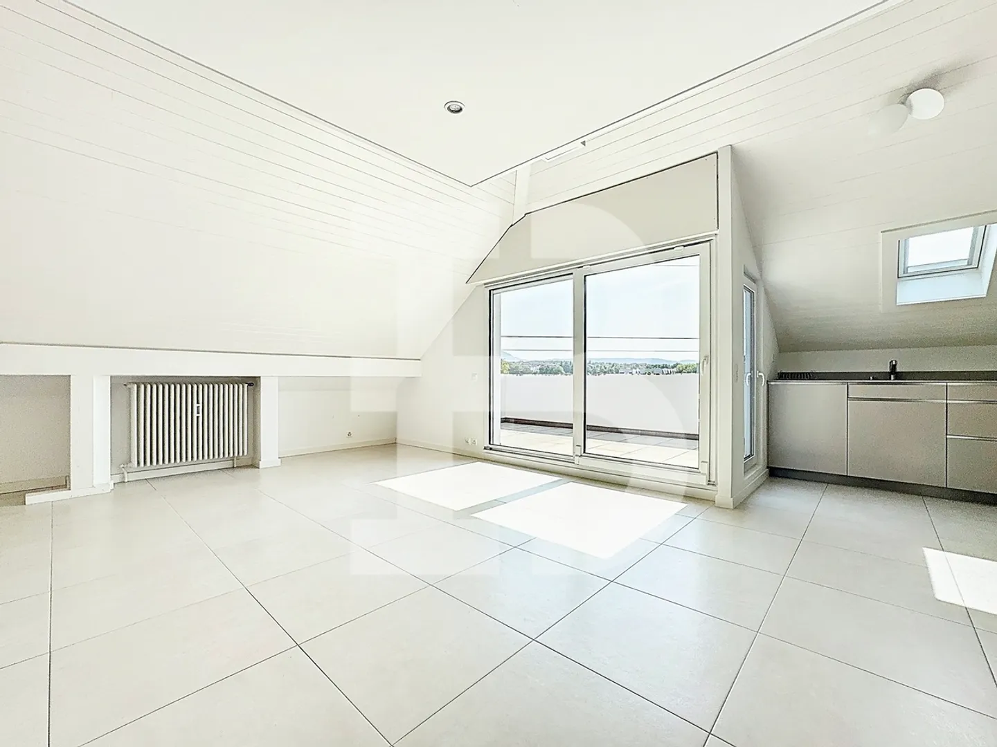 Attico con 3,5 stanze e vista, 1 camera da letto - 1 galleria - 2 terrazze - Foto 2 di 8
