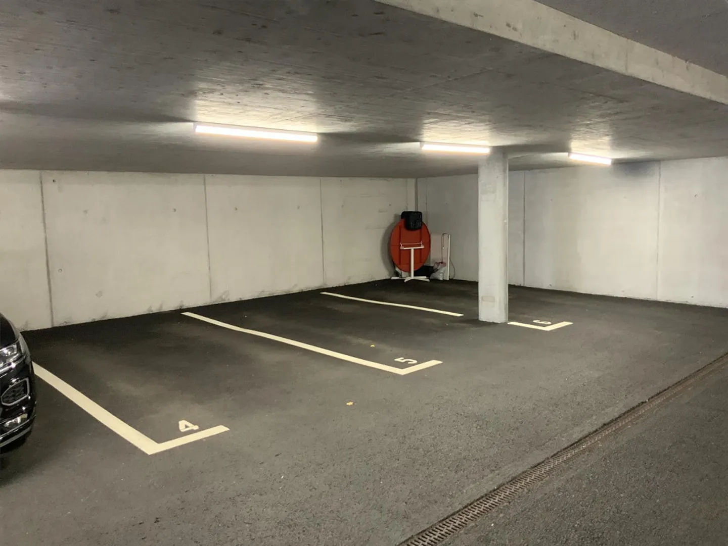 Place de parking dans le garage de l'ONU - Photo 2 sur 4