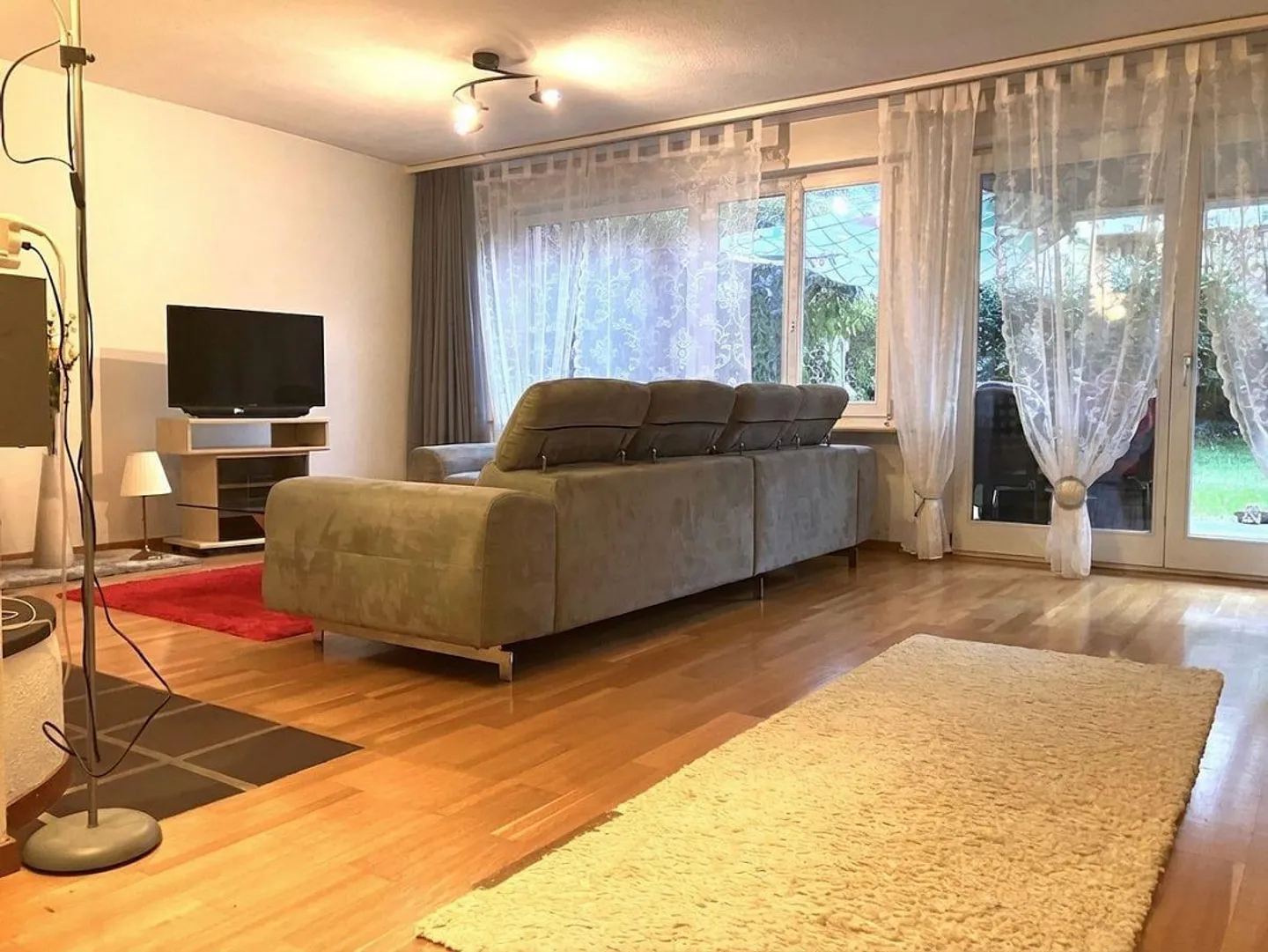 Appartement de jardin de 80 m² avec cheminée - à quelques pas de la gare - Photo 2 sur 13