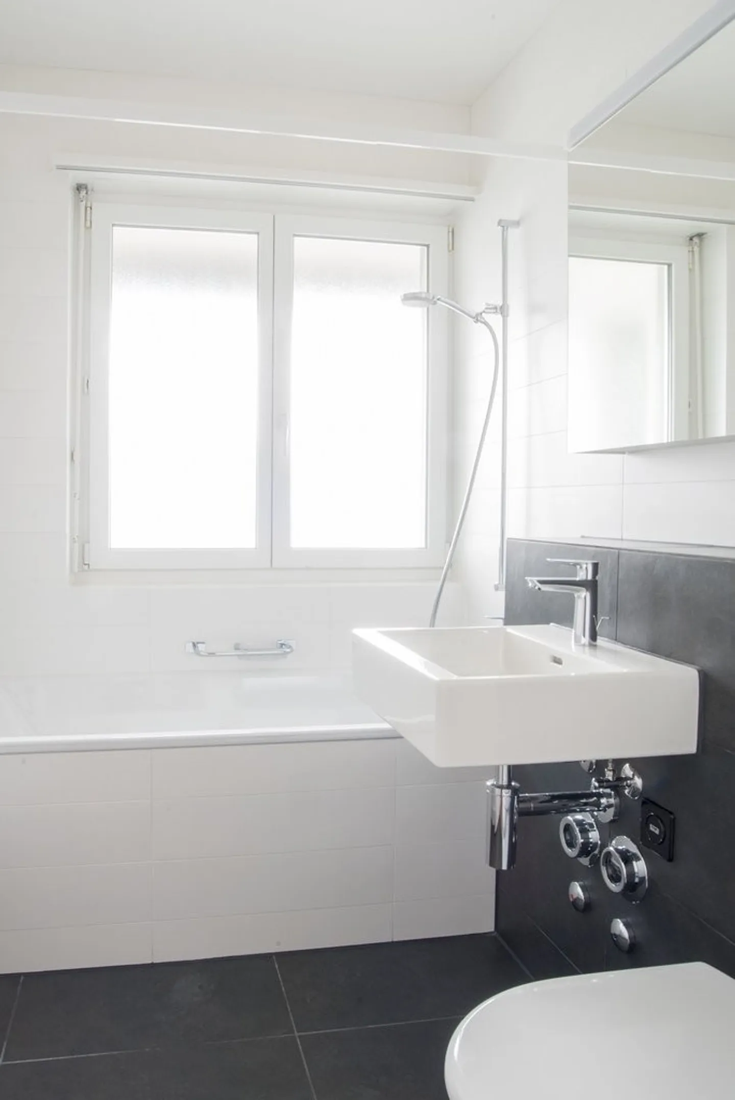 Modern Apartment with Balcony - Photo 5 of 6