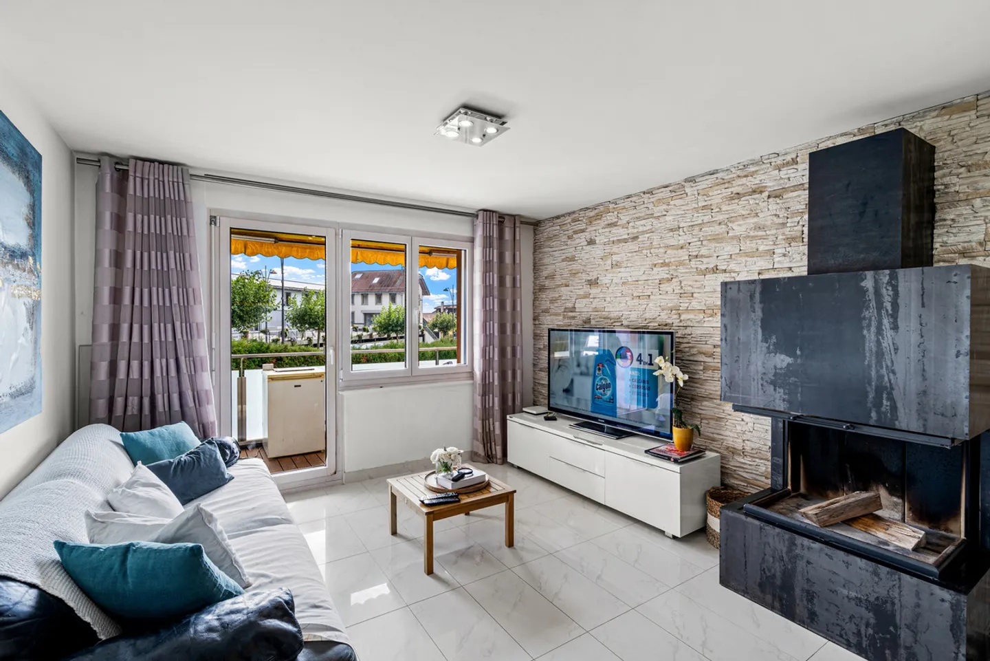 Appartamento luminoso e moderno con balcone e vista libera a Forel - Foto 2 di 10