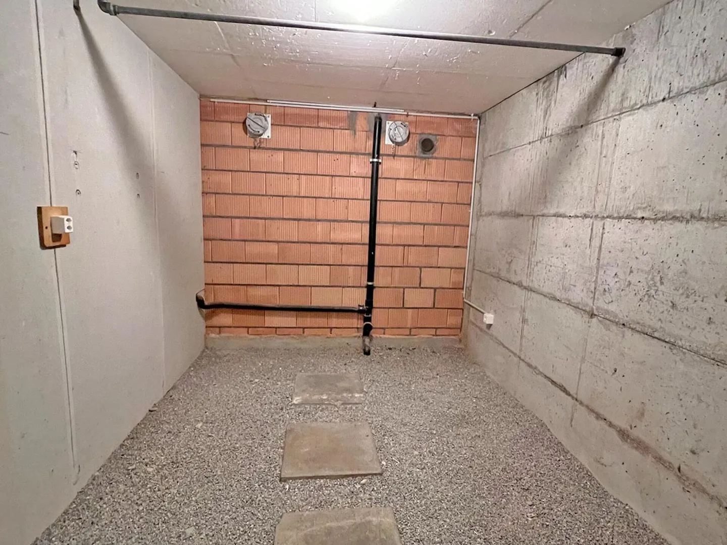 Property with two apartments and garage - Photo 24 of 35