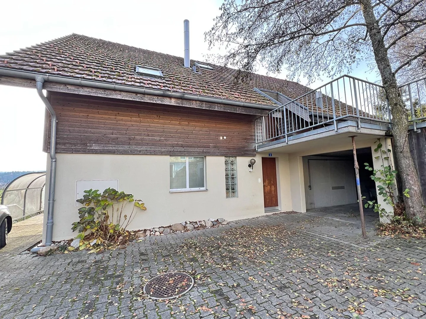 Property with two apartments and garage - Photo 28 of 35