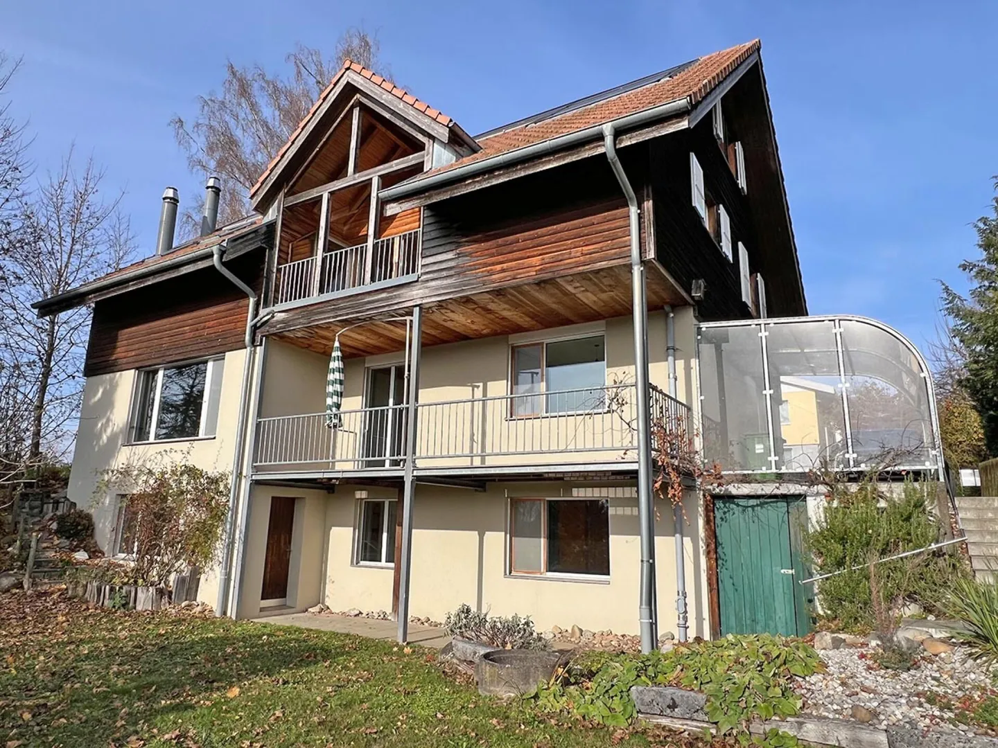 Property with two apartments and garage - Photo 30 of 35