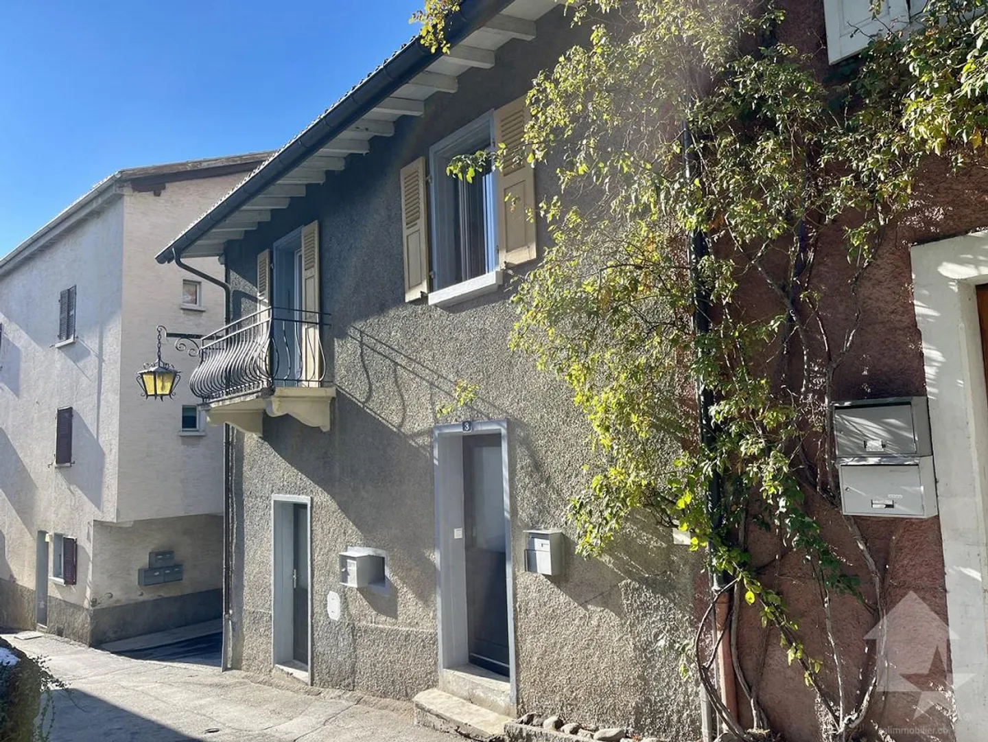 «Doppelhaus mit 2,5 Zimmern in einem komplett renovierten Dorfhaus» - Foto 1 von 14