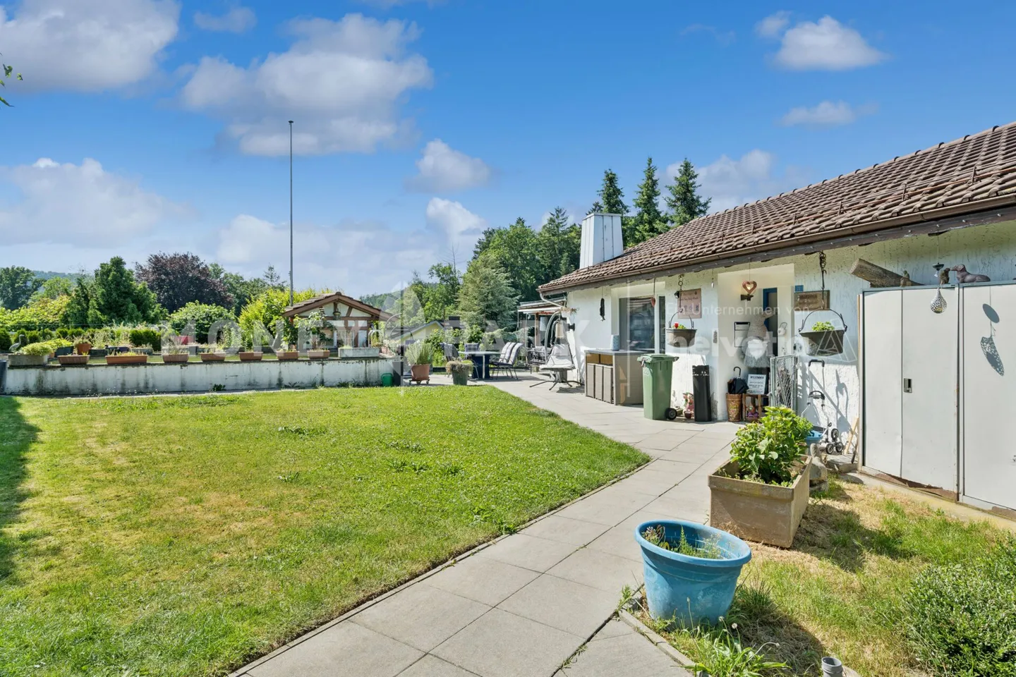 Maison individuelle de 6,5 pièces avec beaucoup de charme et une idylle de jardin - Photo 11 sur 14