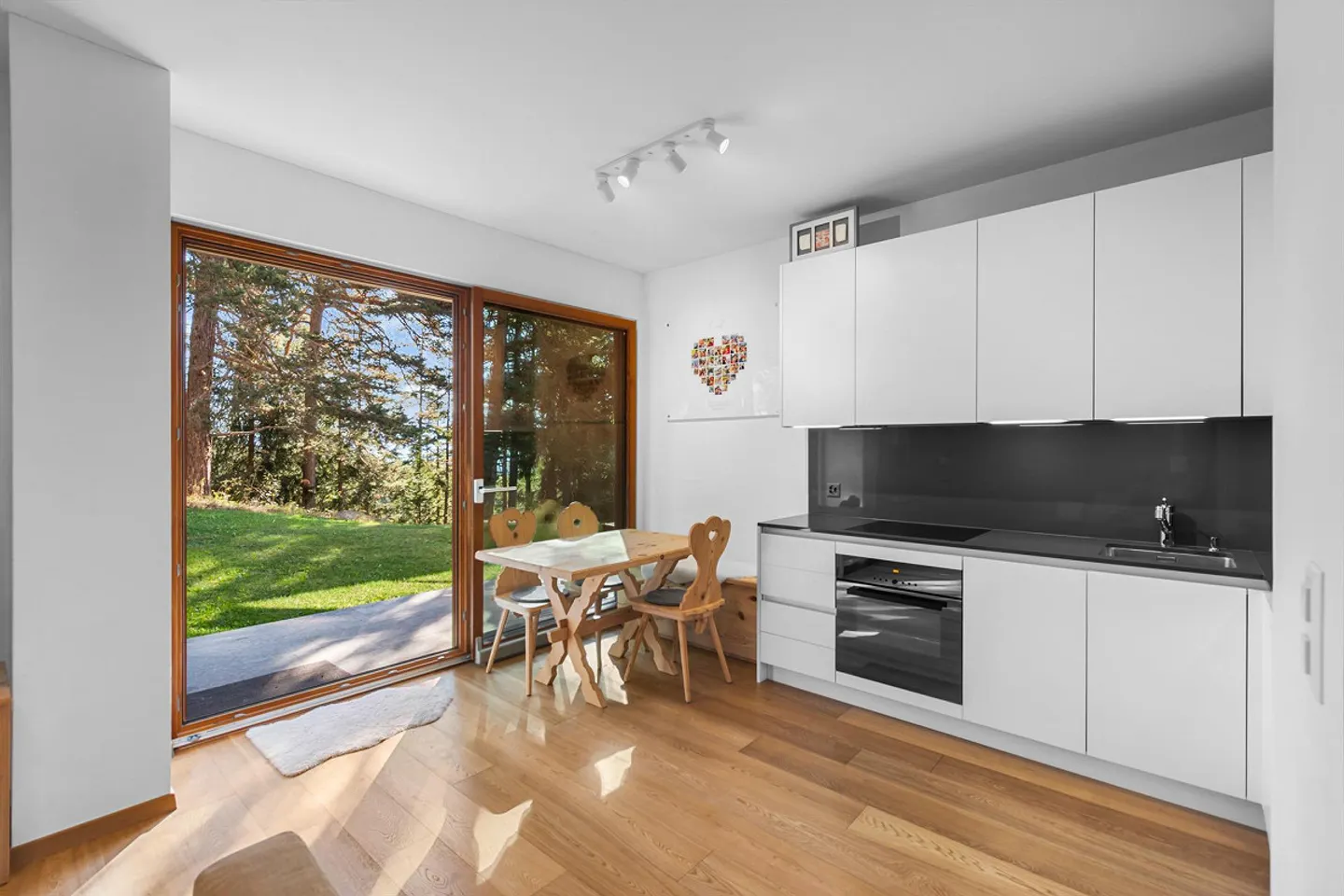 Appartamento 2.5 locali con balcone e grande giardino - Foto 3 di 10