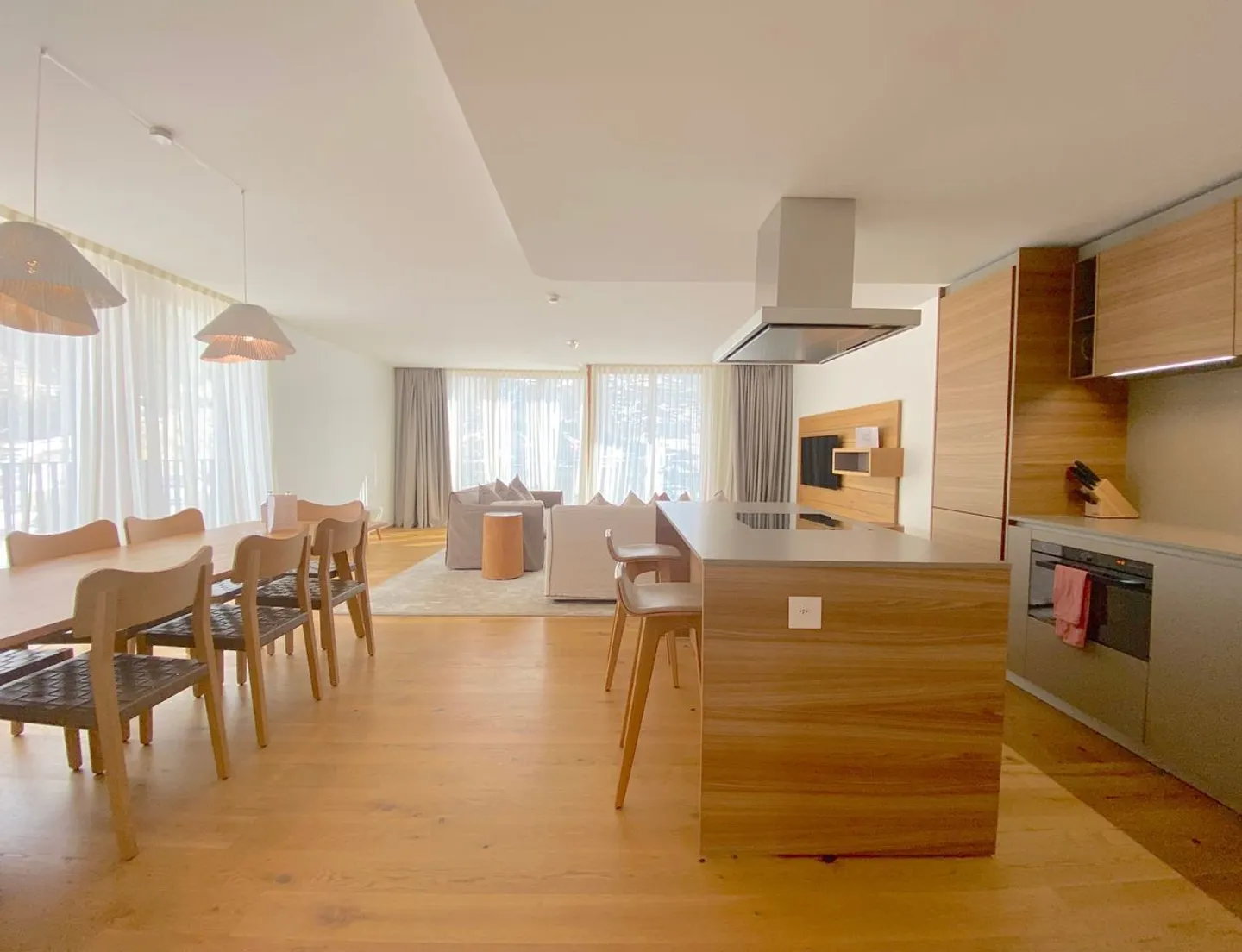 Spacious family apartment with hotel service and mountain view - Photo 1 of 12