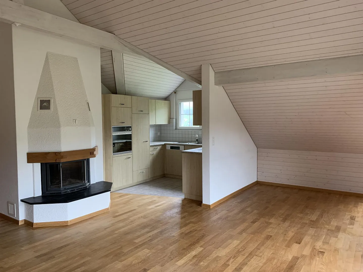 Charmante appartement sous les combles de 2,5 pièces - Photo 2 sur 8