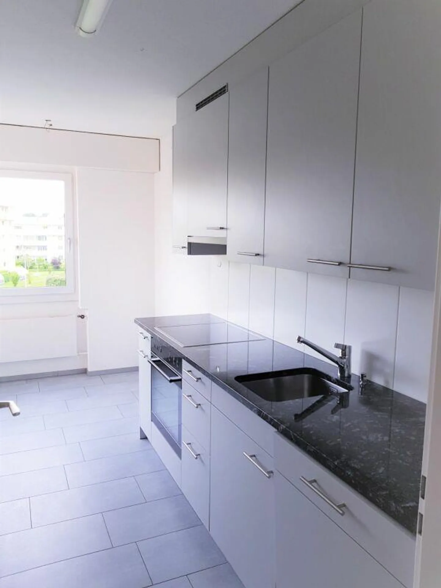 Beautiful 3-room apartment near the train station, with modern kitchen and balcony - Photo 2 of 9