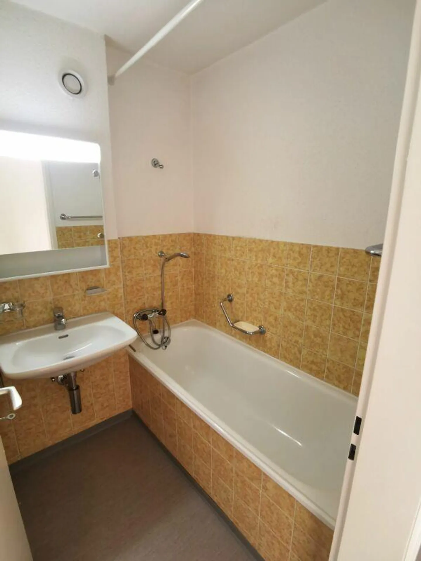 Beautiful 3-room apartment near the train station, with modern kitchen and balcony - Photo 3 of 9