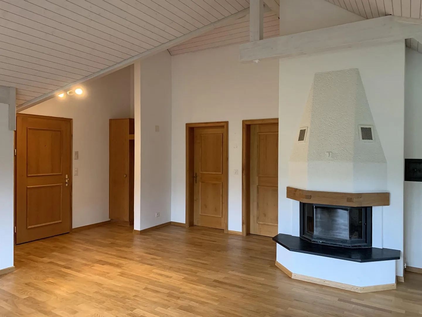 Charmante appartement sous les combles de 2,5 pièces - Photo 3 sur 8