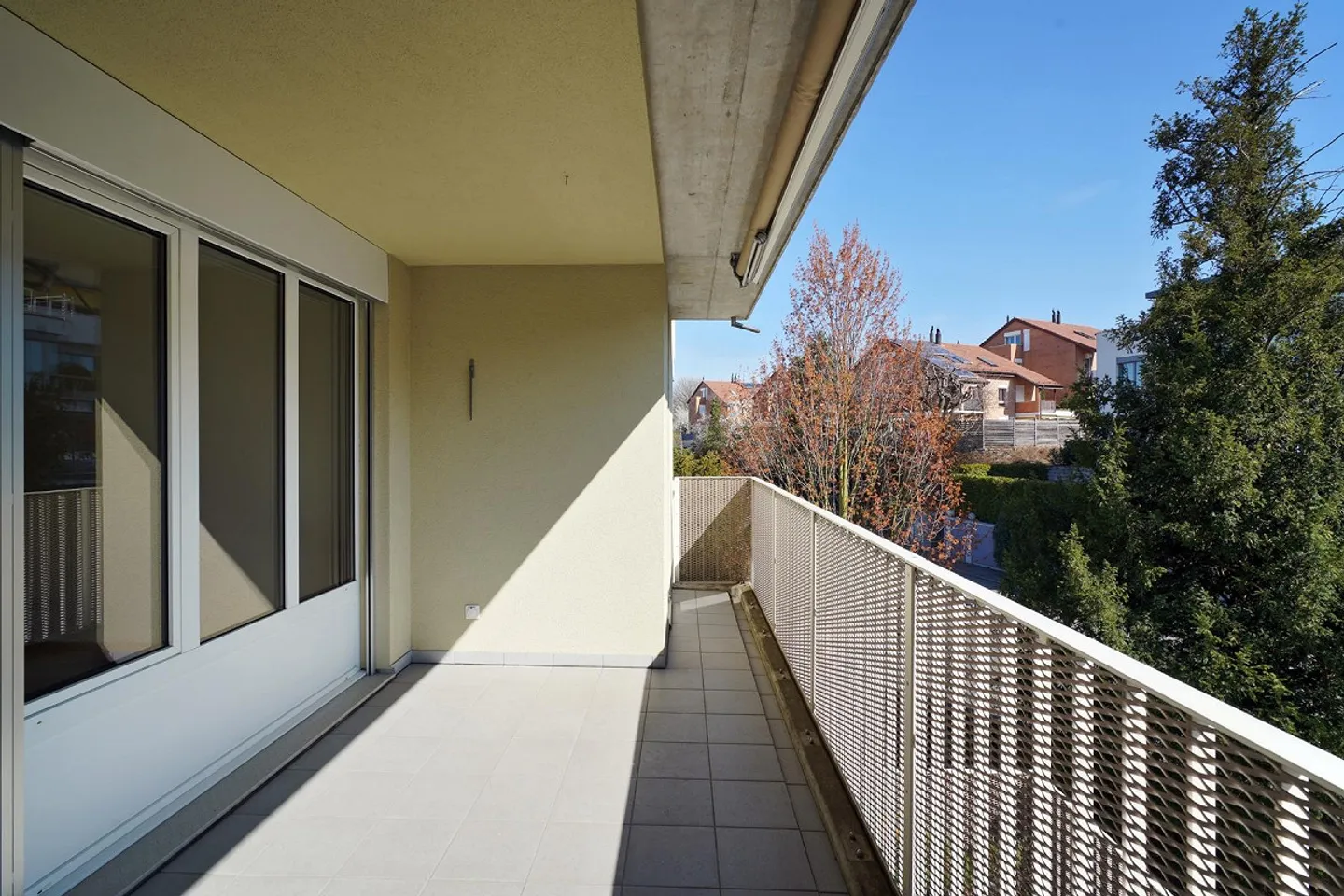 Large modern apartment with balcony in a preferred residential area - Photo 8 of 8