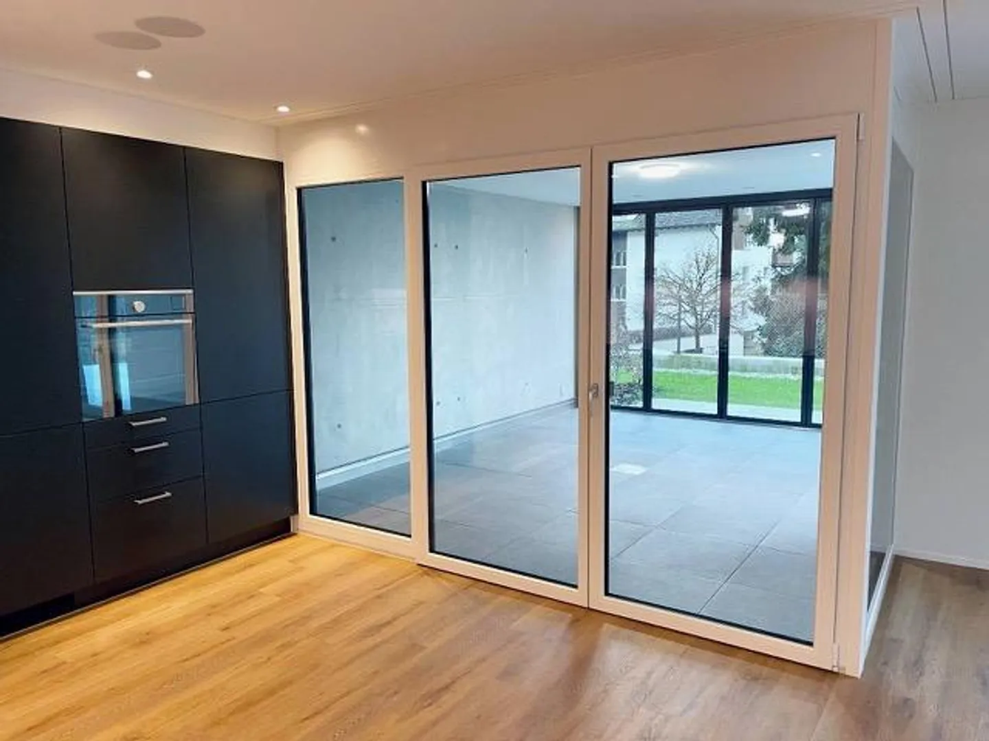 Modern Ground Floor Apartment with Terrace and Conservatory - Photo 4 of 12