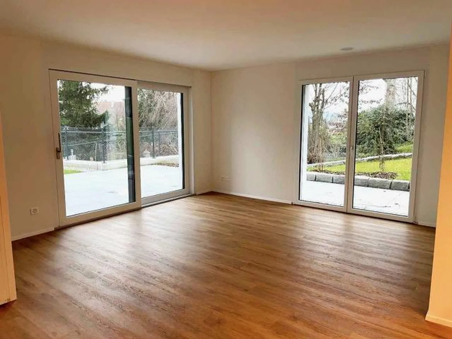 Modern Ground Floor Apartment with Terrace and Conservatory - Photo 2 of 12