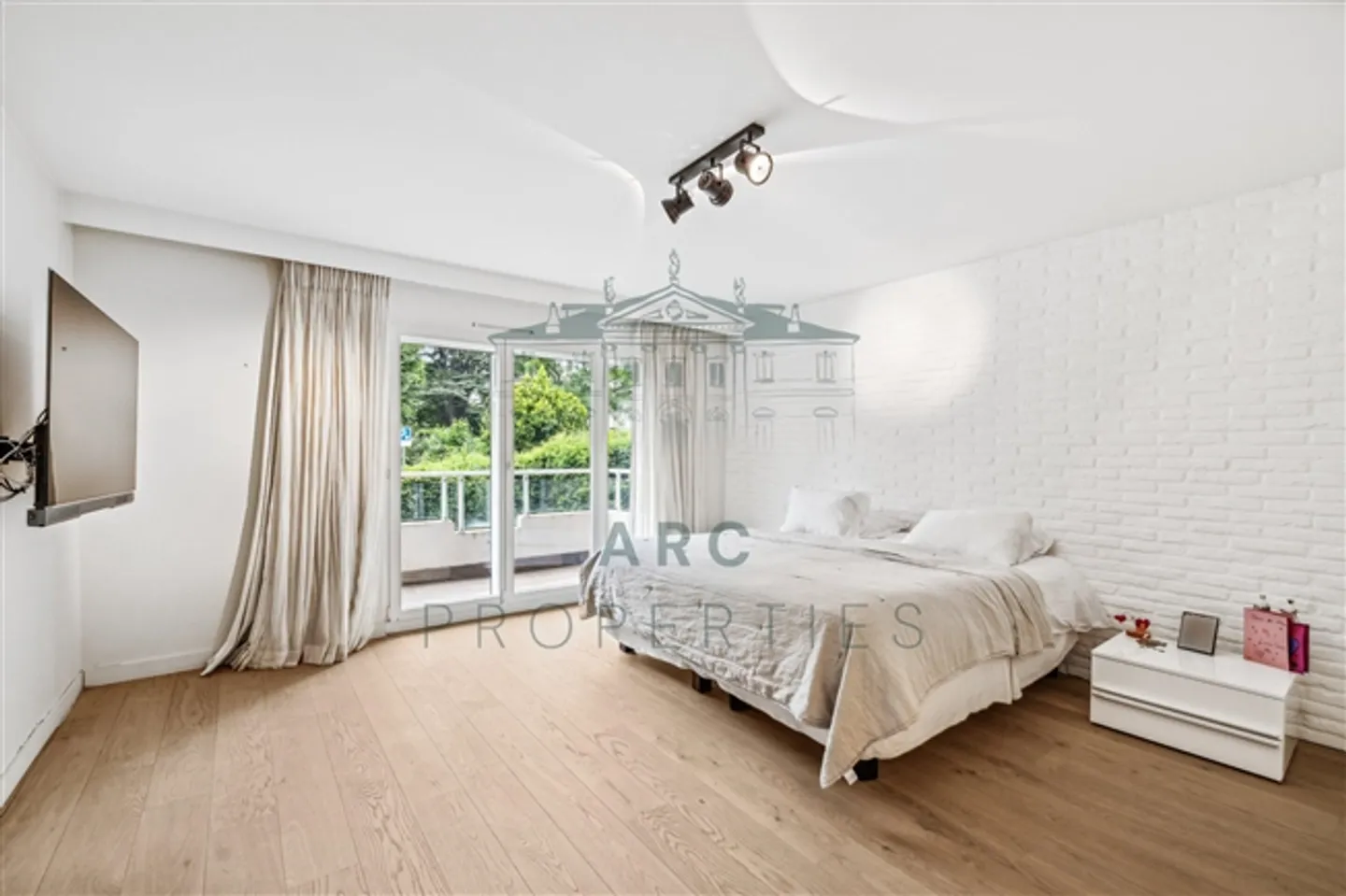 COLOGNY - MAGNIFICENT APARTMENT IN A GREEN SETTING - Photo 5 of 5