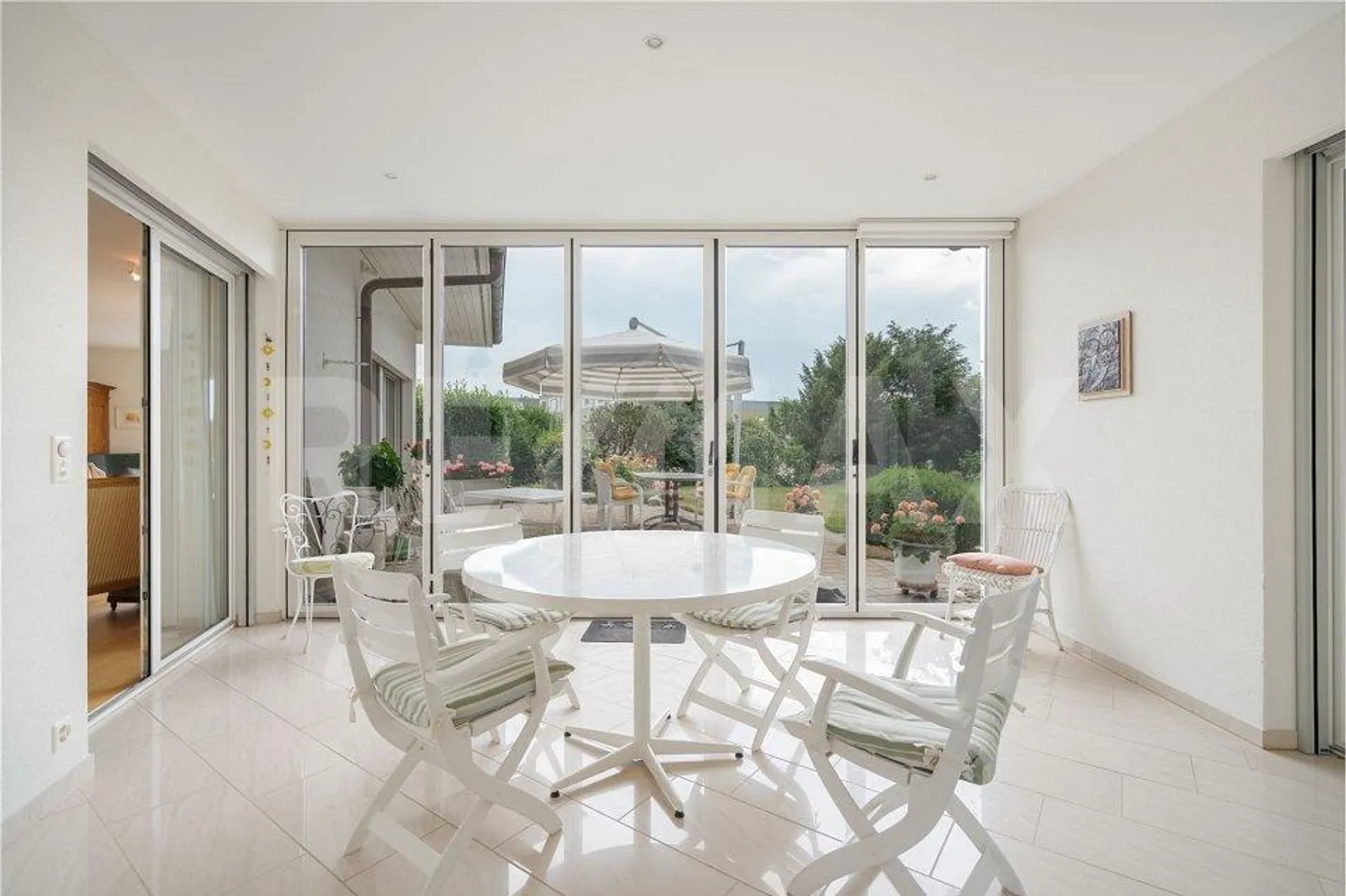 Représentatif | Spacieux | Intemporel - Villa de style maison de campagne avec jardin paradisiaque à Biberist SO - Photo 8 sur 13
